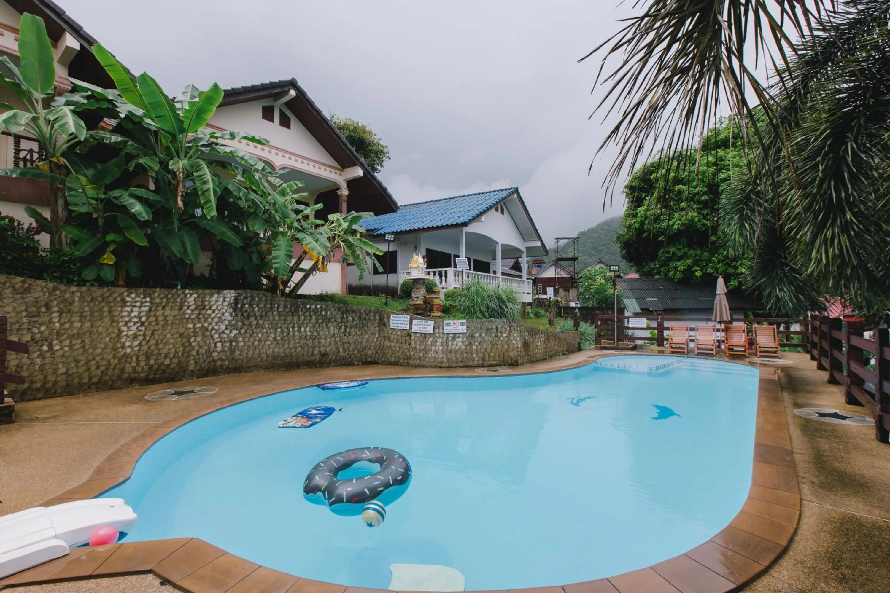 Swimming pool in Kataonsea bungalows