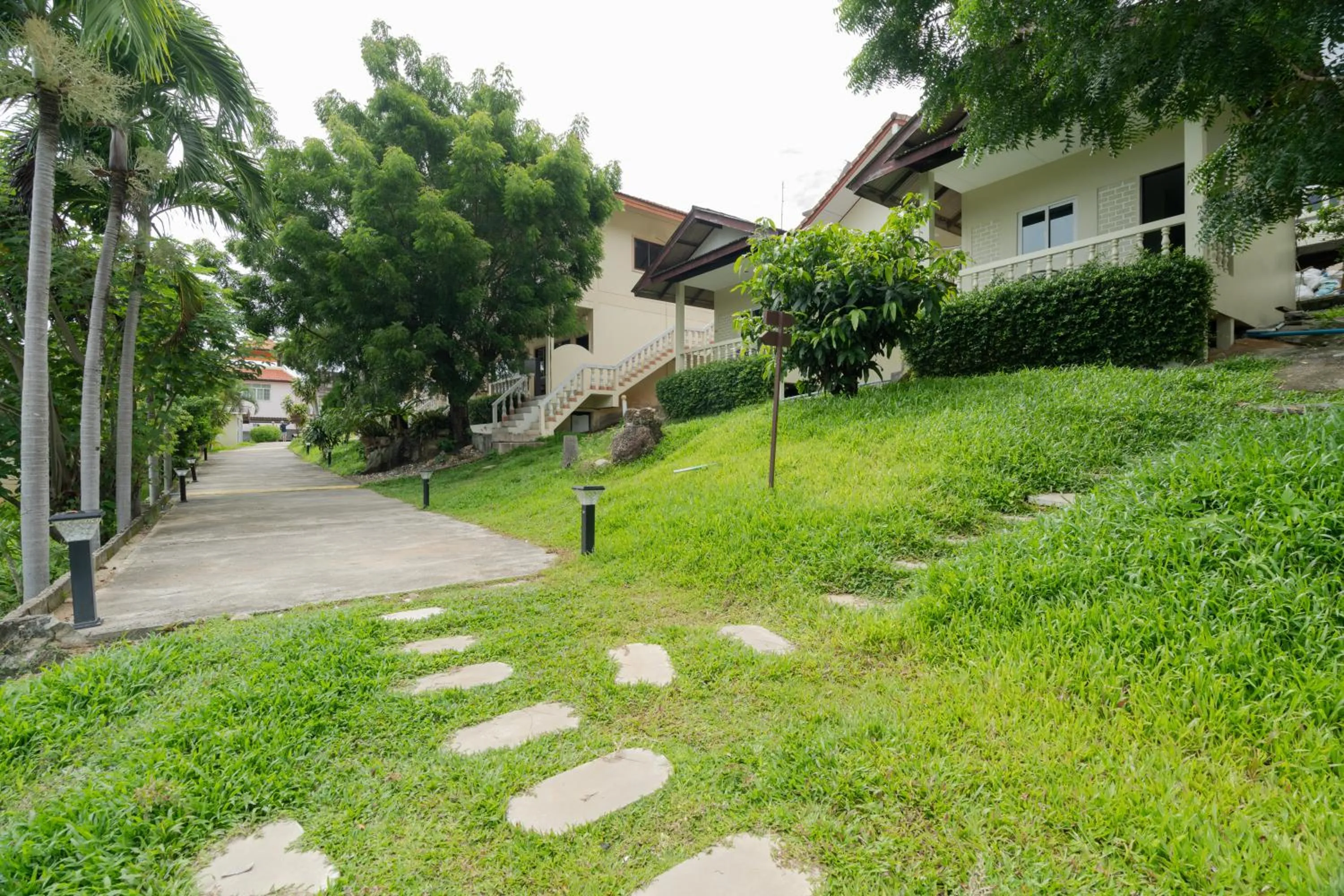 Garden in Kataonsea bungalows