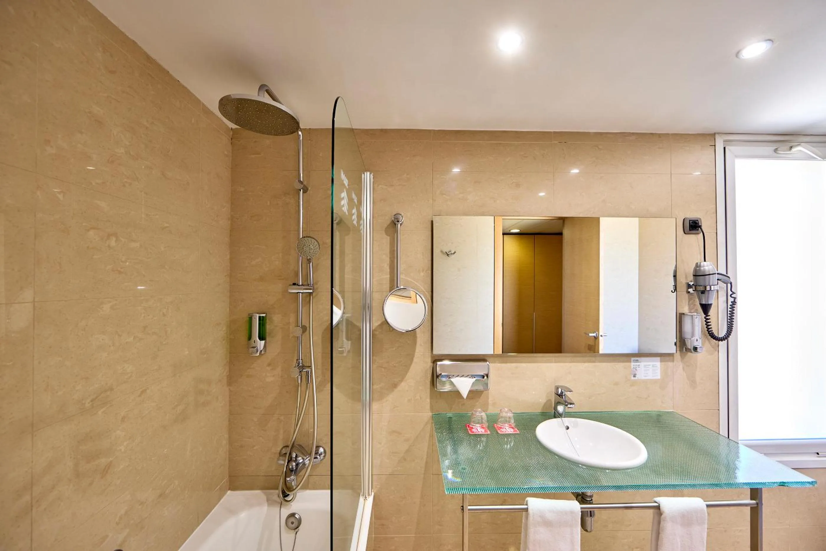 Shower in Civis Luz Castellón 4*S