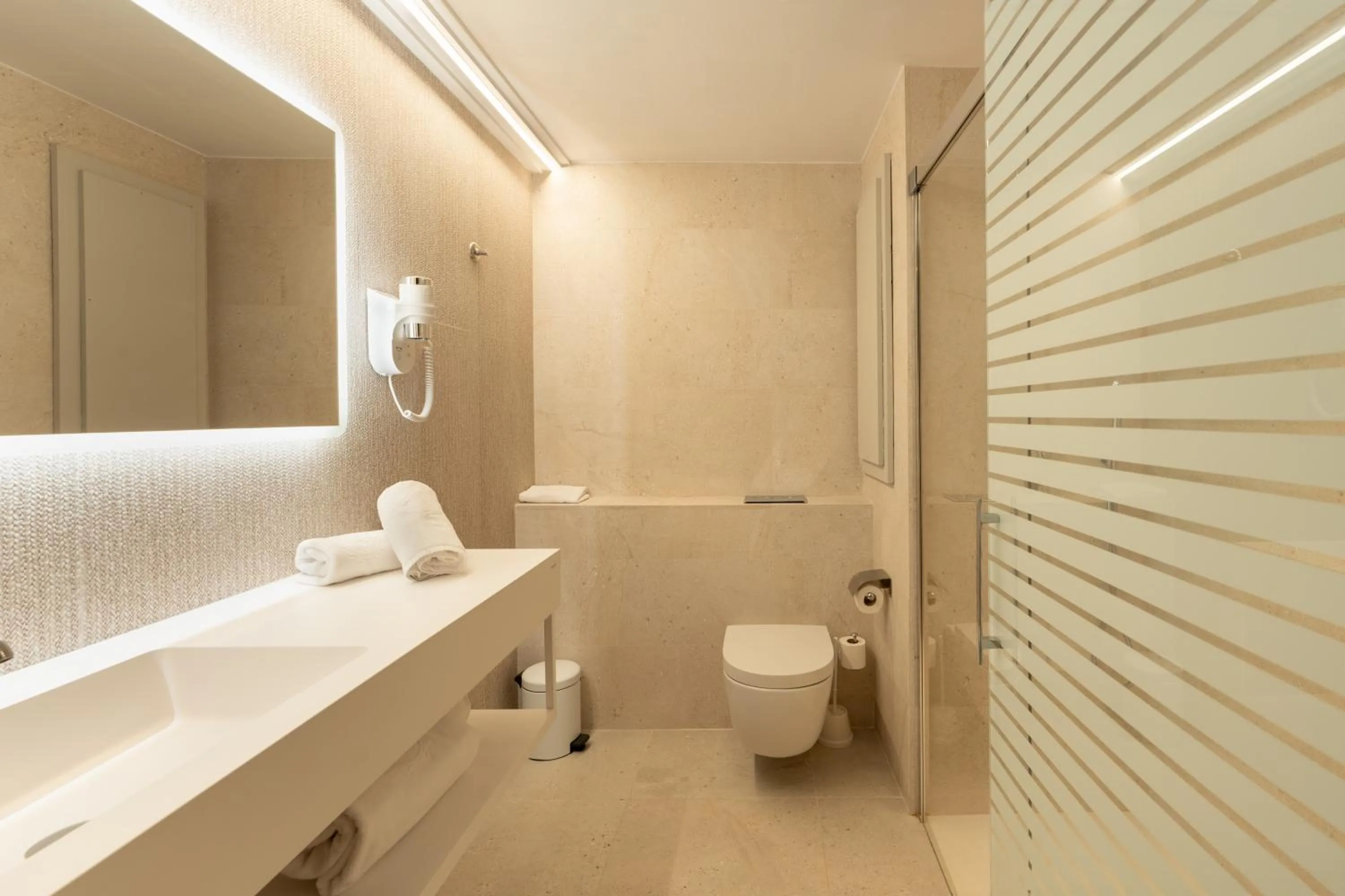 Shower in Bellamar Hotel Beach & Spa