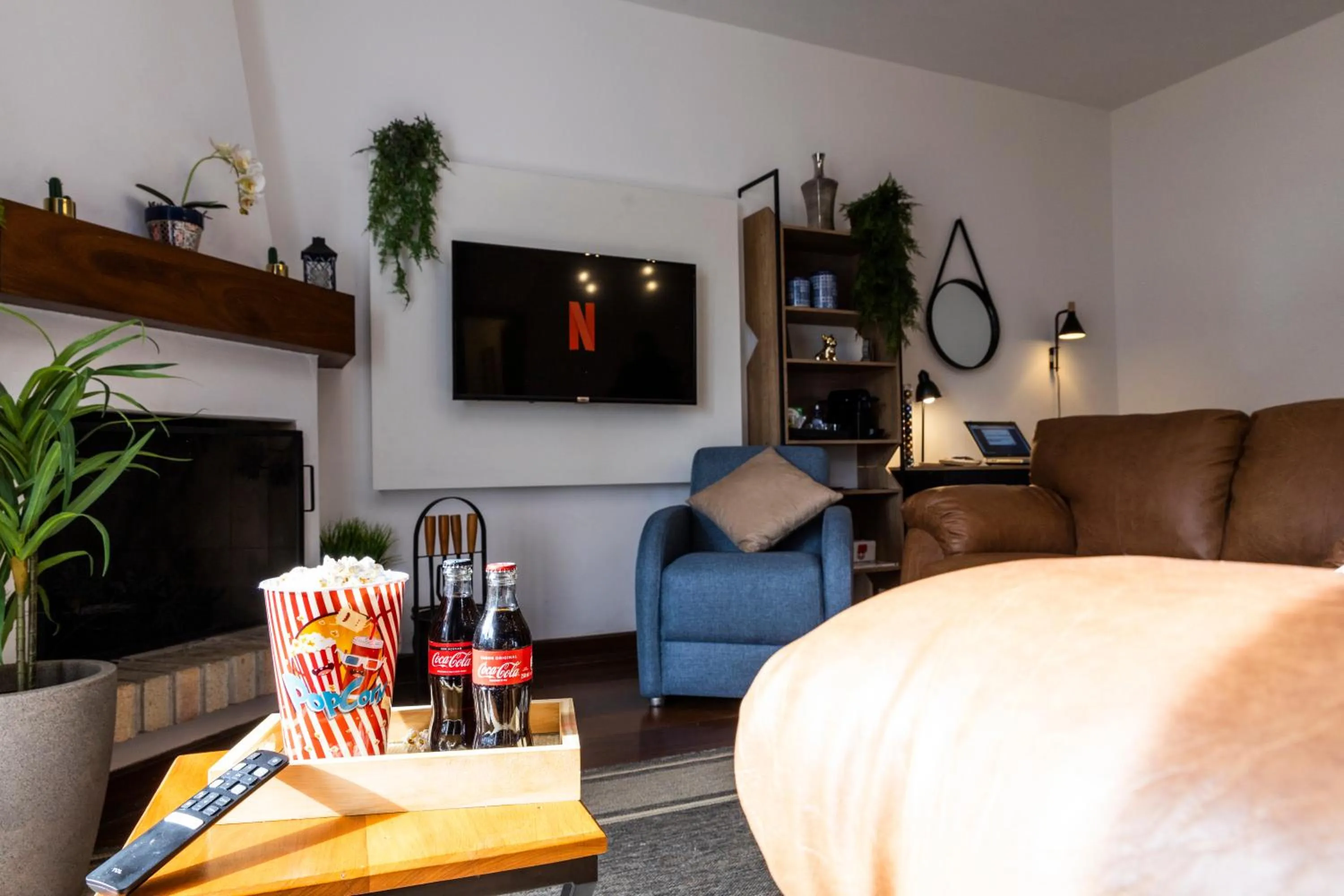 Communal lounge/ TV room in 3 Quartos no Capivari com Lareira