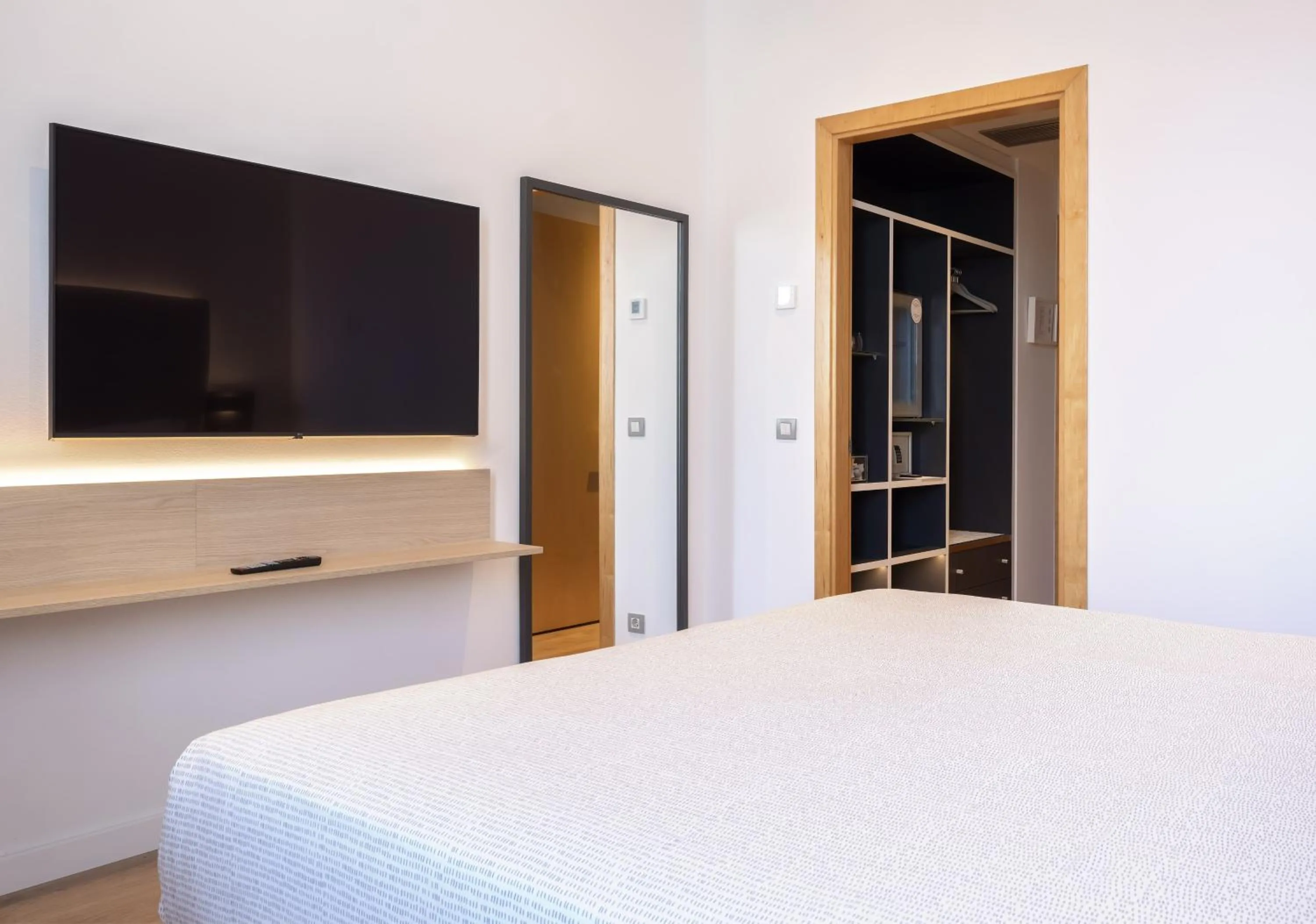 TV and multimedia, Bed in INNSiDE by Meliá Barcelona Aeropuerto