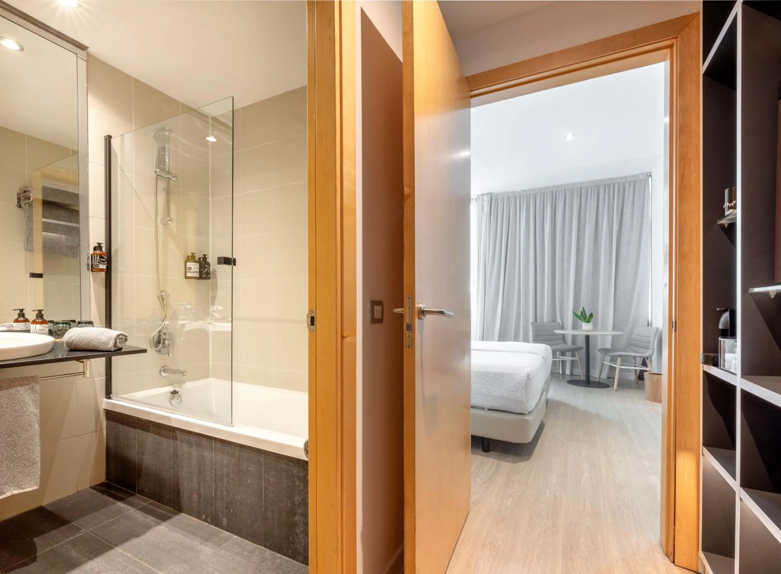 Bathroom, Bed in INNSiDE by Meliá Barcelona Aeropuerto