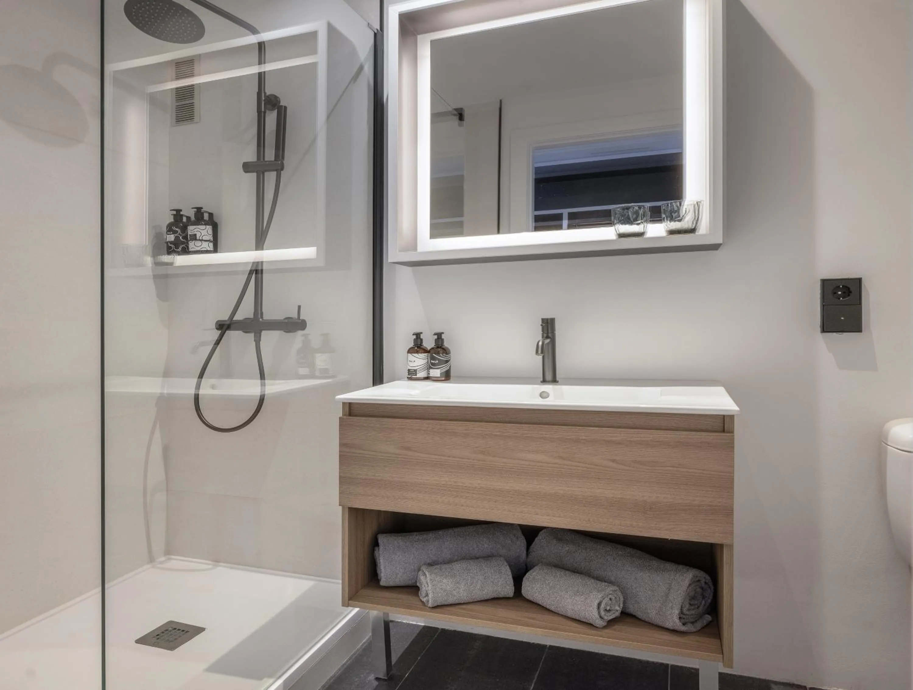 Shower in INNSiDE by Meliá Barcelona Aeropuerto