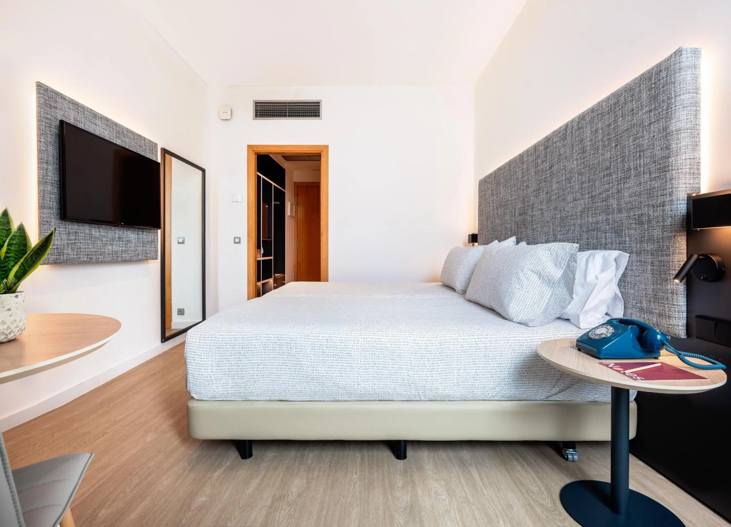 Bed in INNSiDE by Meliá Barcelona Aeropuerto