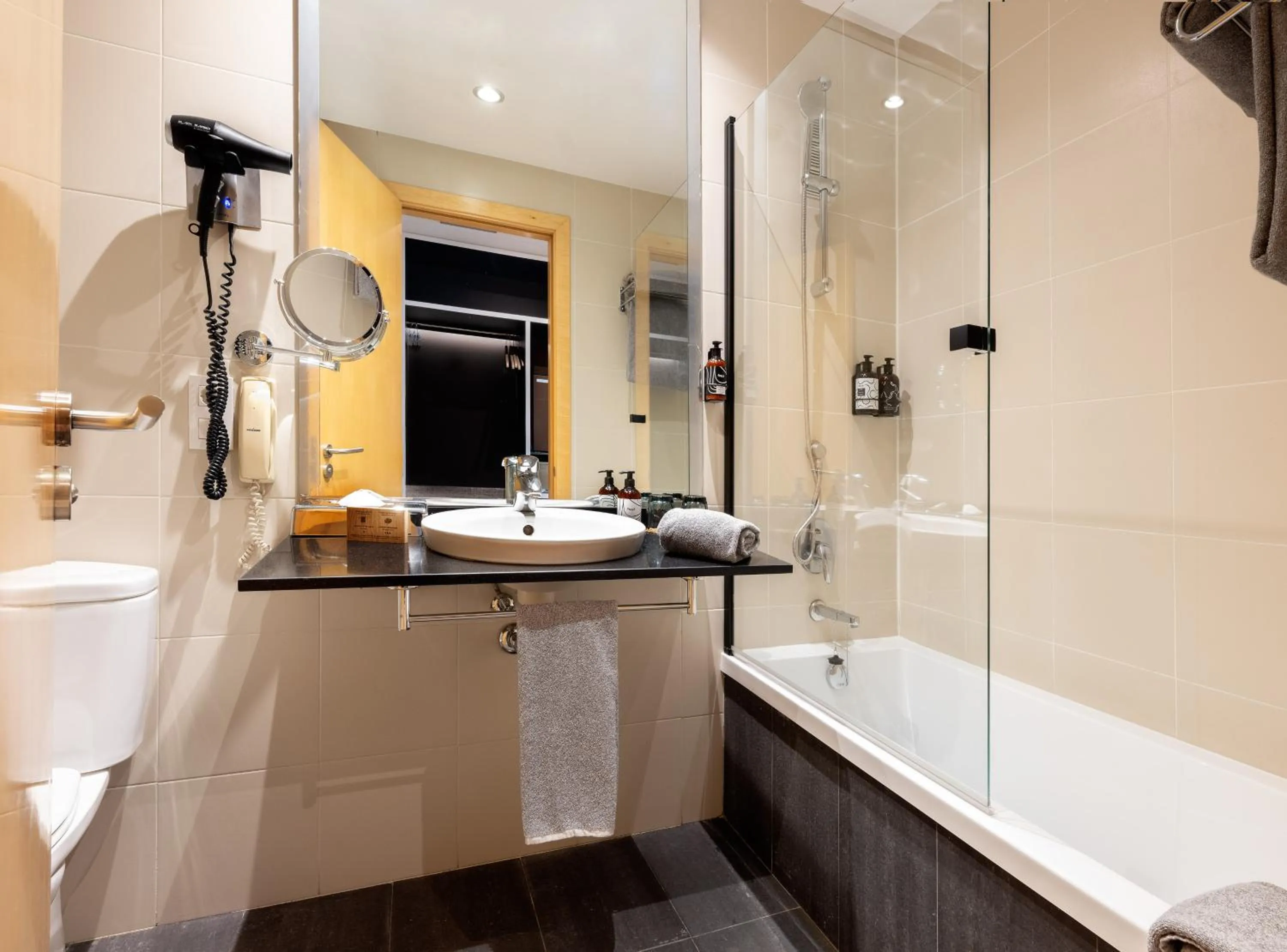 Bathroom in INNSiDE by Meliá Barcelona Aeropuerto