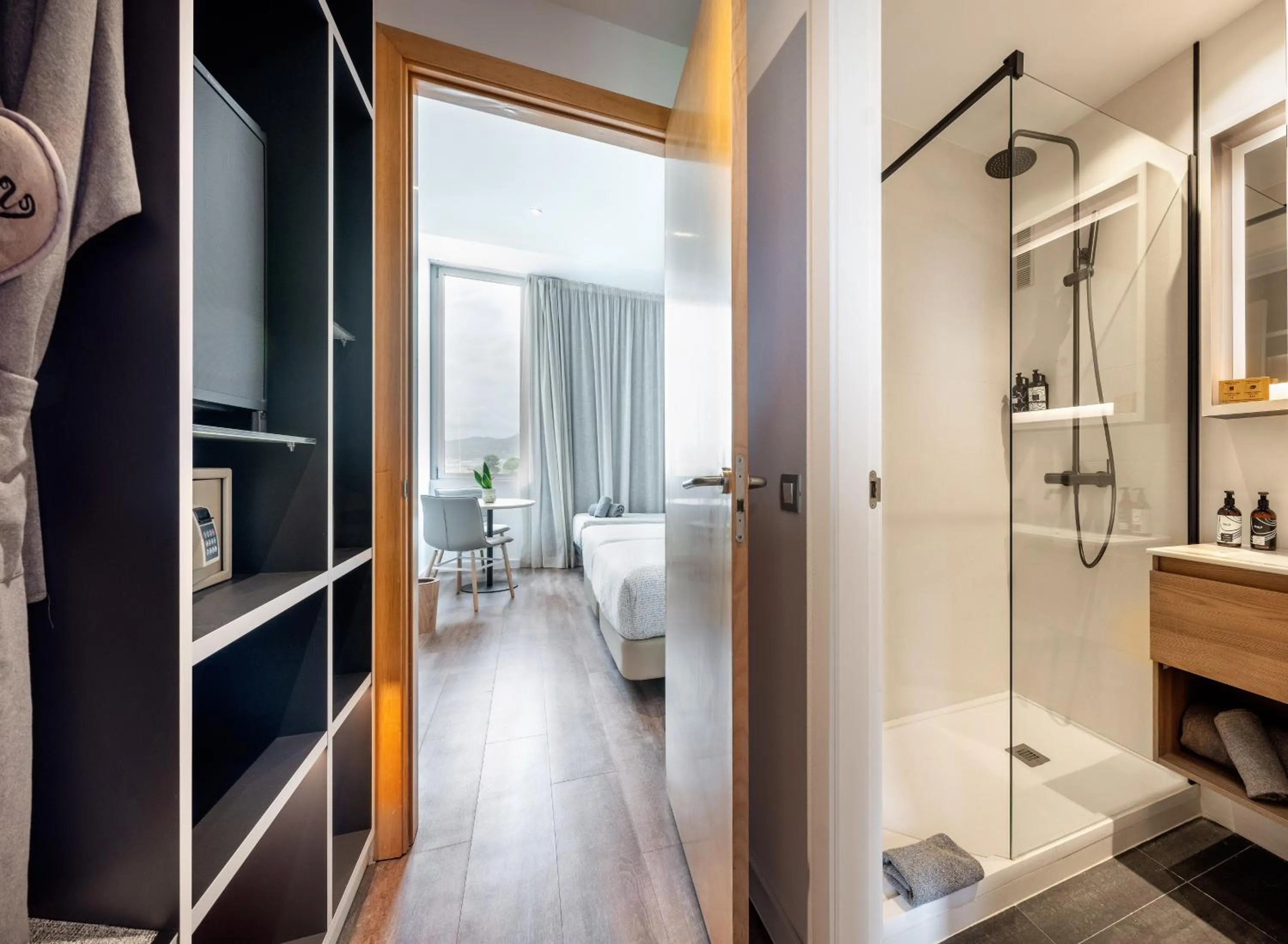 Shower in INNSiDE by Meliá Barcelona Aeropuerto