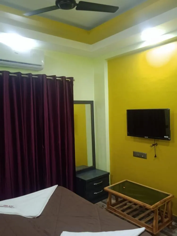 Bed, TV/Entertainment Center in Hotel Om Sai Residency By WB Inn