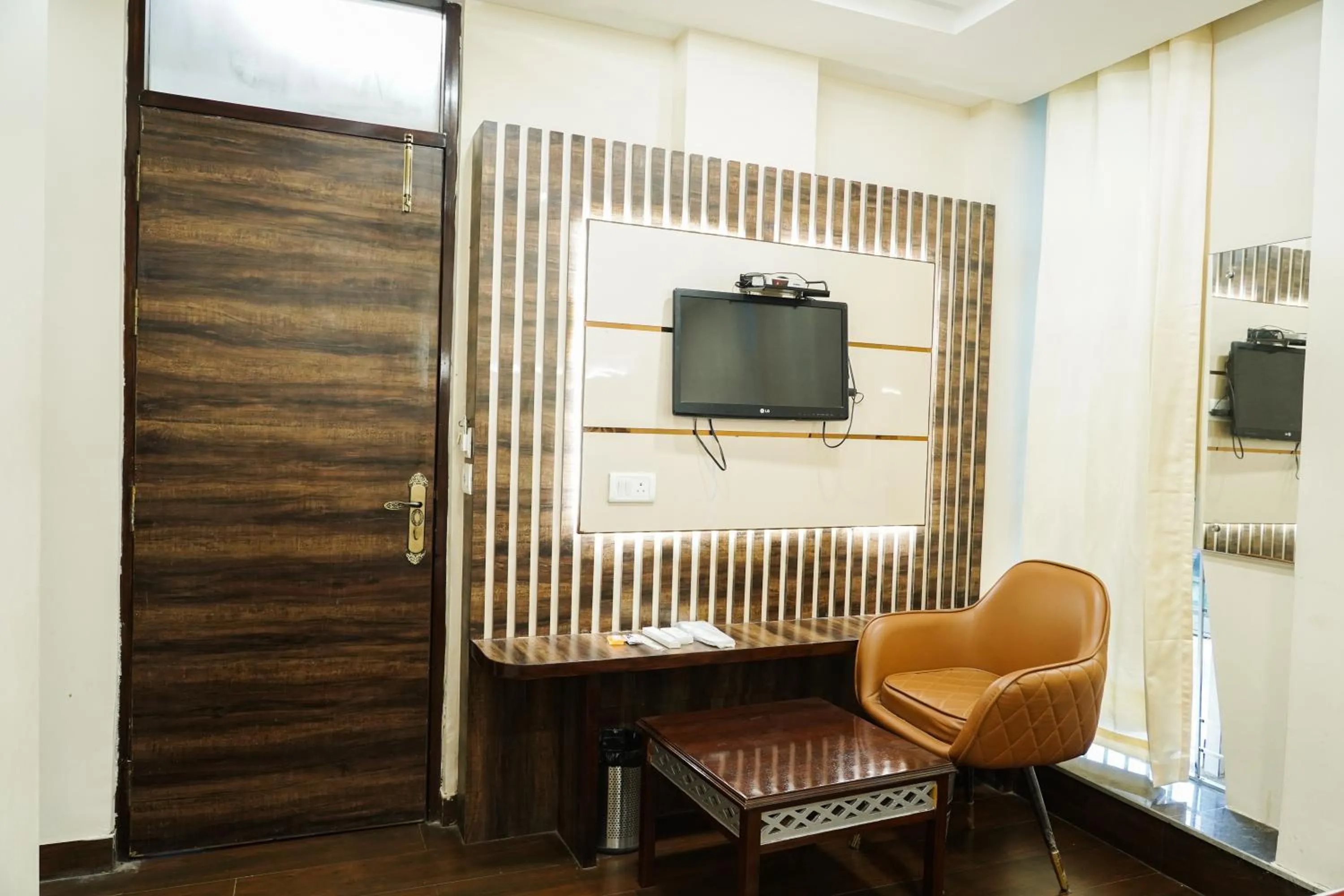 hair dresser in Hotel Batra Home Nizamuddin