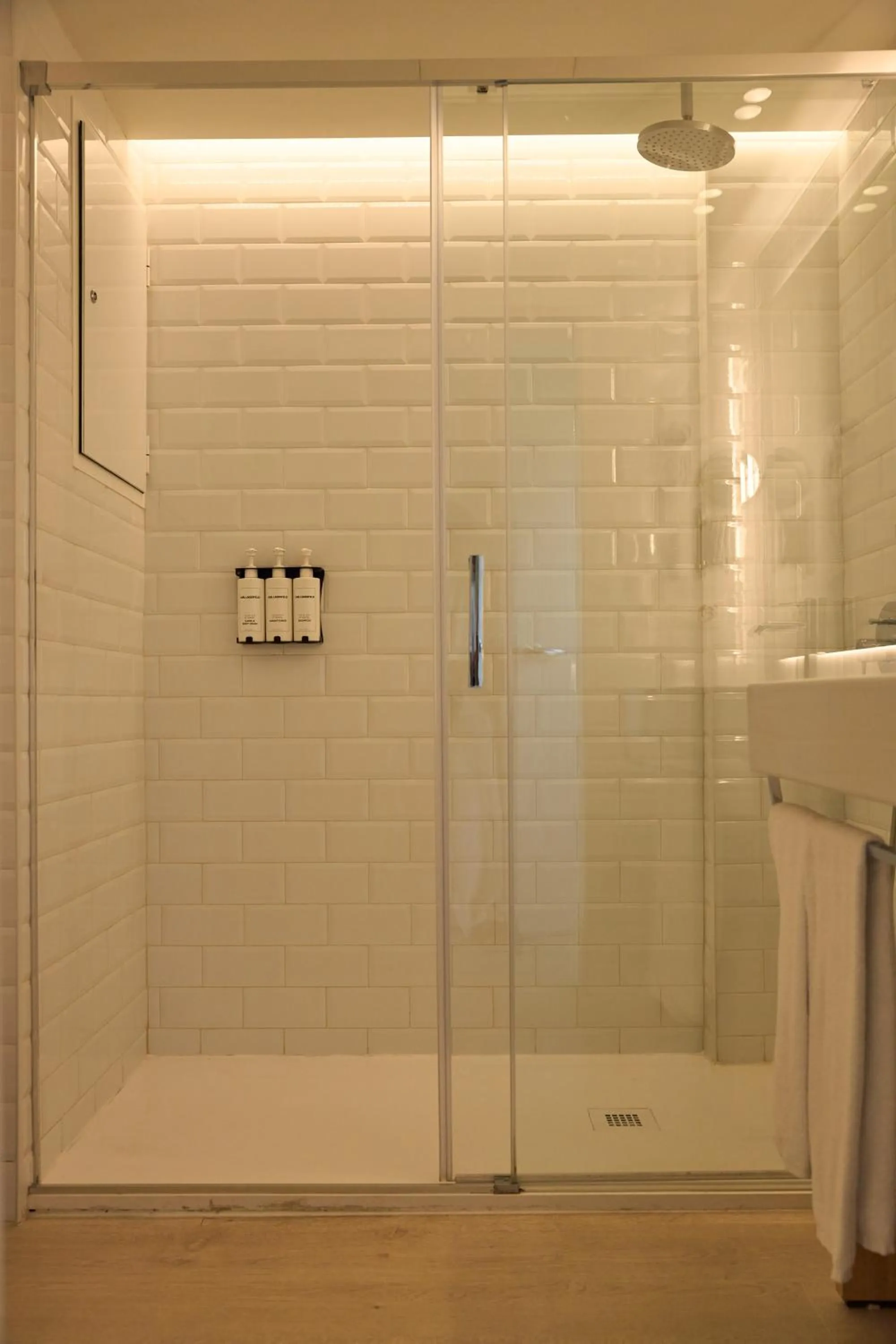 Shower in Hotel Almirante