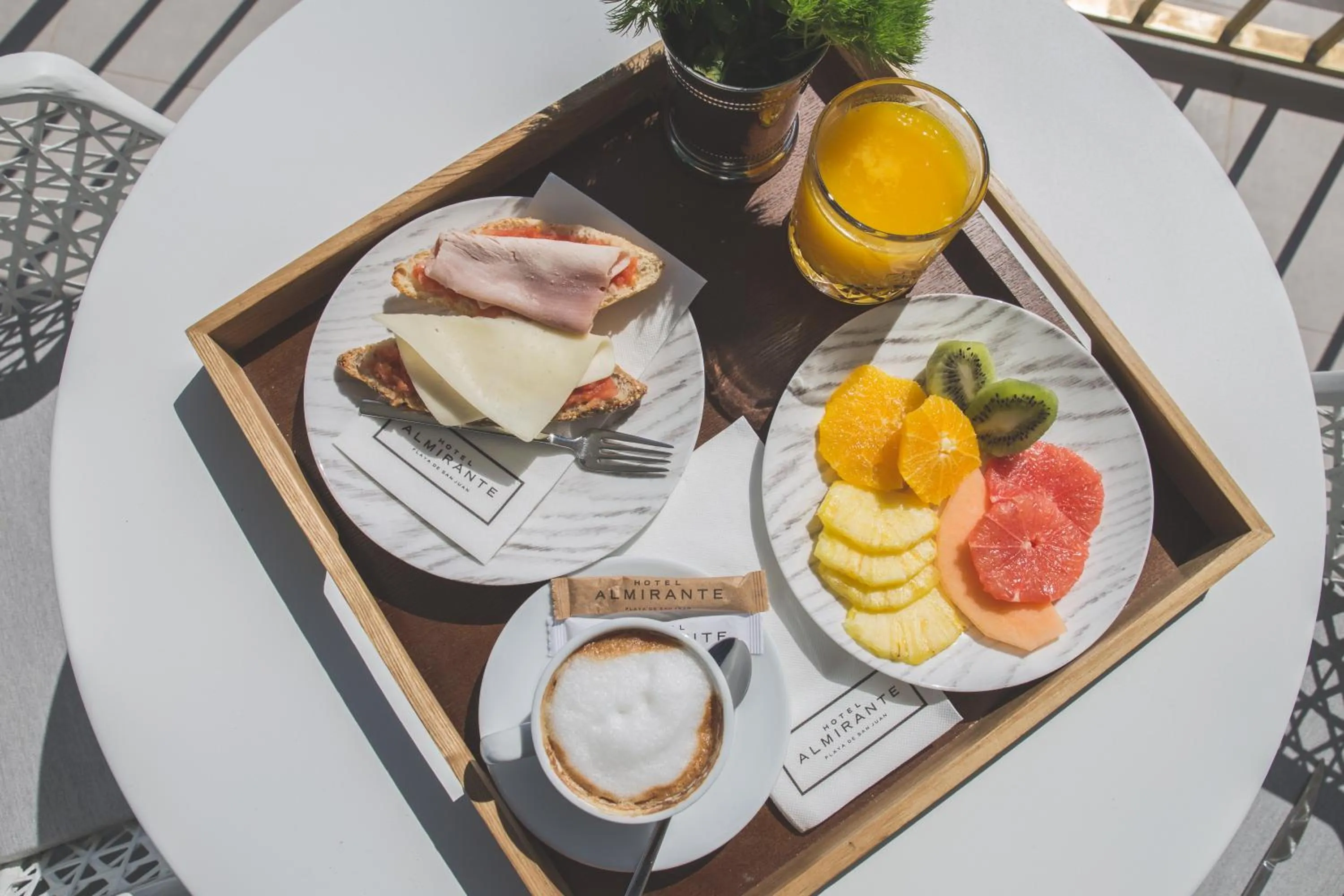 Restaurant/places to eat in Hotel Almirante