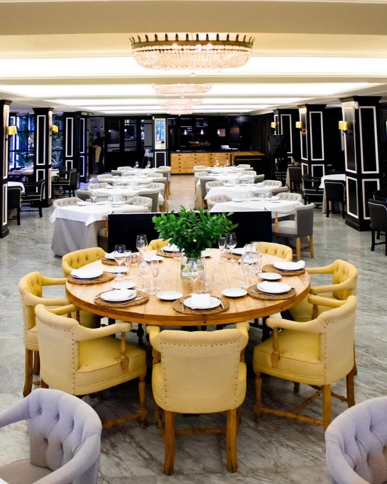 Restaurant/places to eat in Hotel Almirante