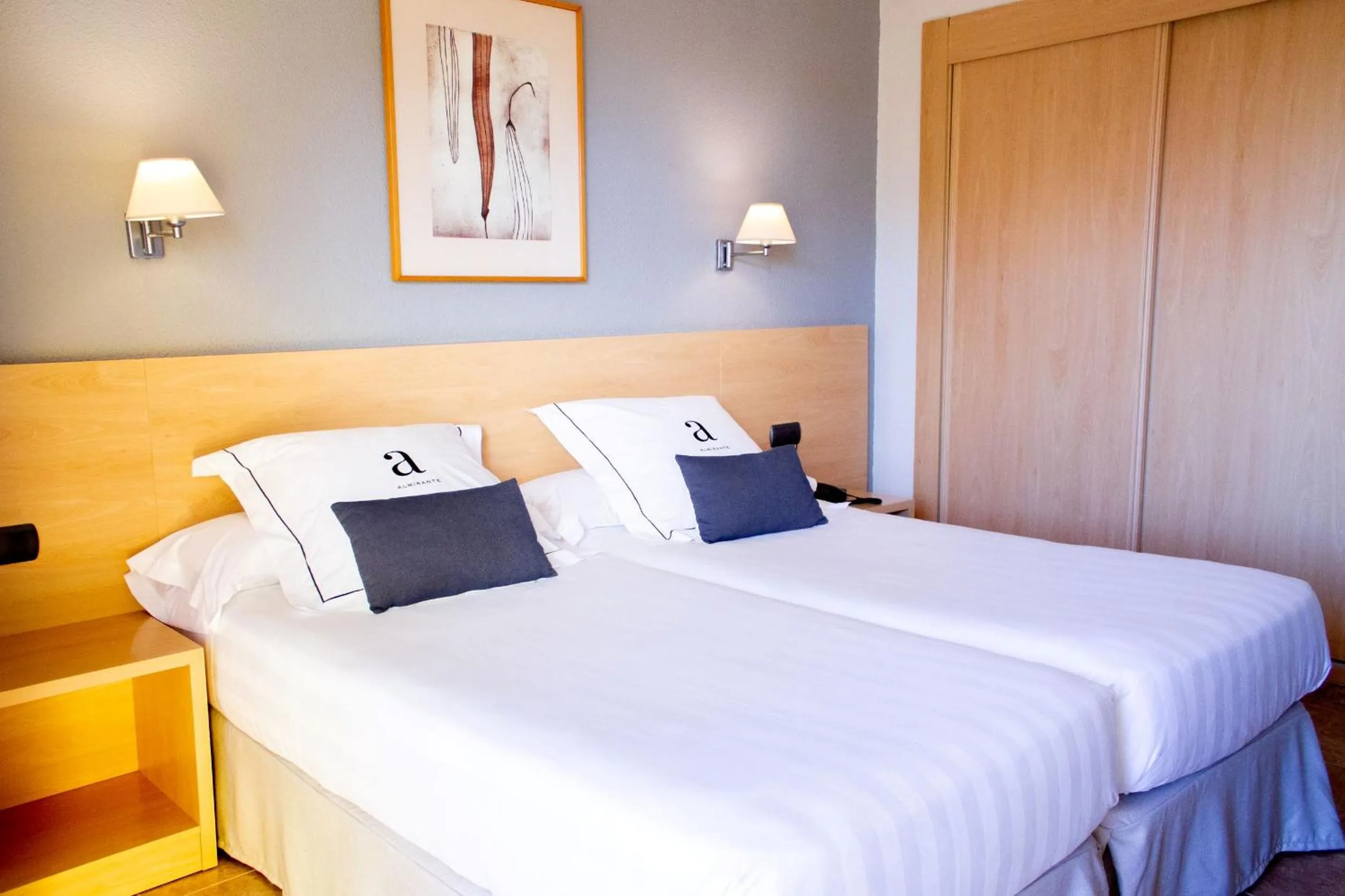 Double Room with Extra Bed (2 Adults + 1 Child) in Hotel Almirante