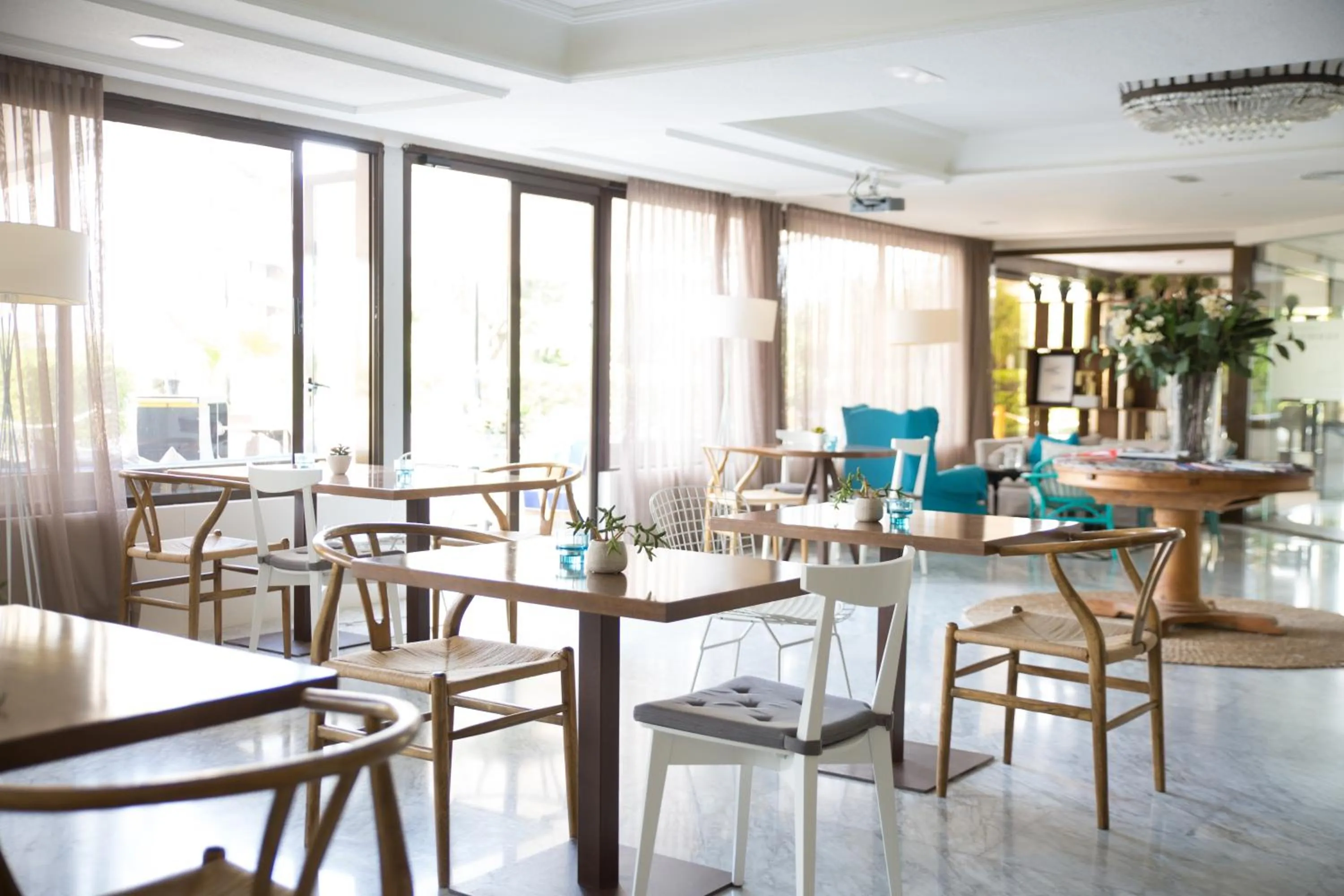 Restaurant/places to eat in Hotel Almirante