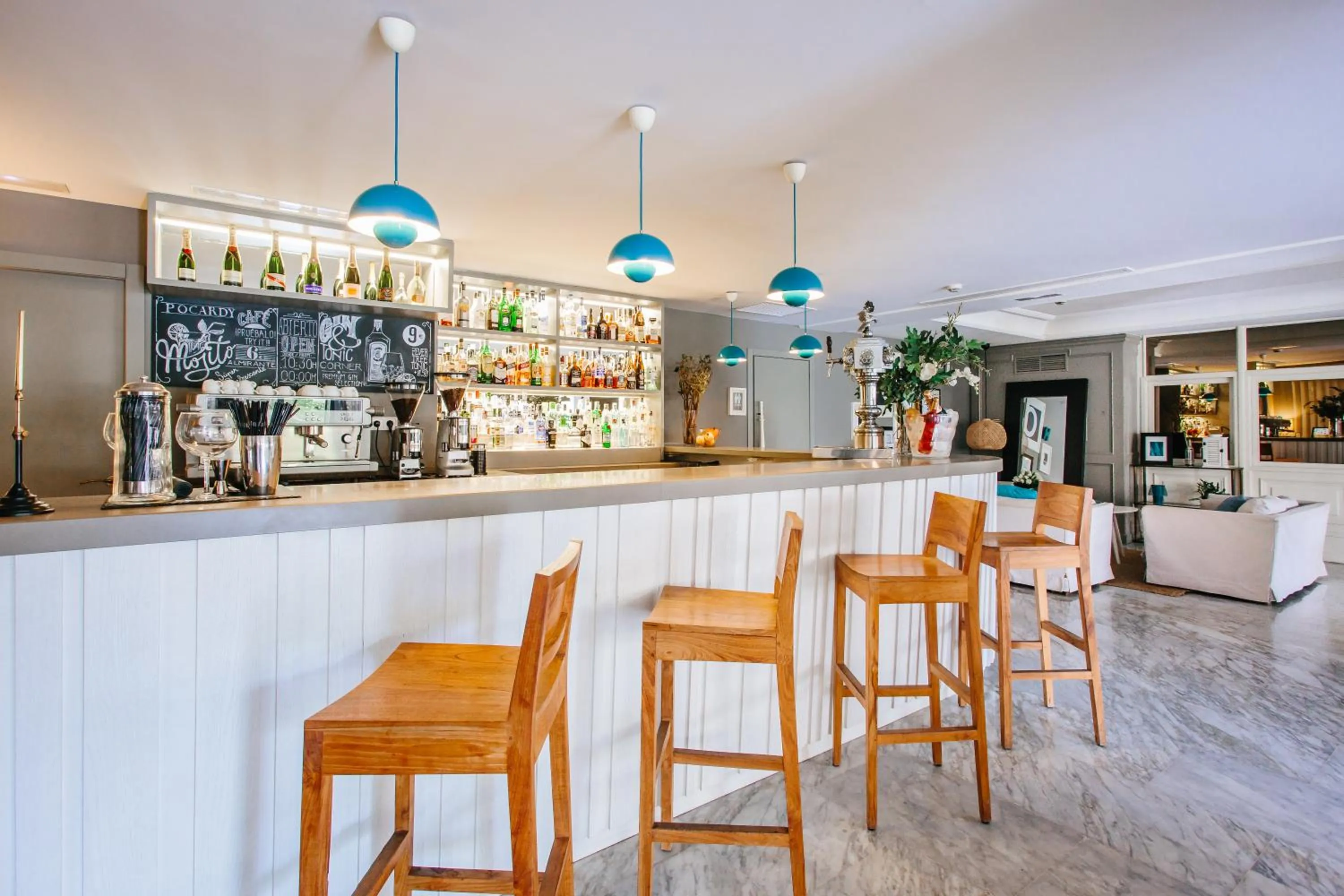 Restaurant/places to eat in Hotel Almirante