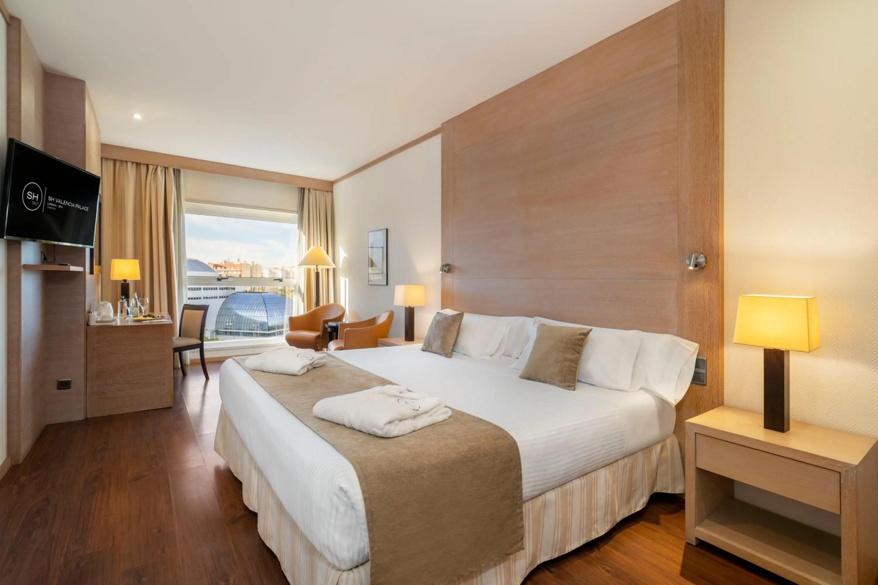 Photo of the whole room, Bed in SH Valencia Palace