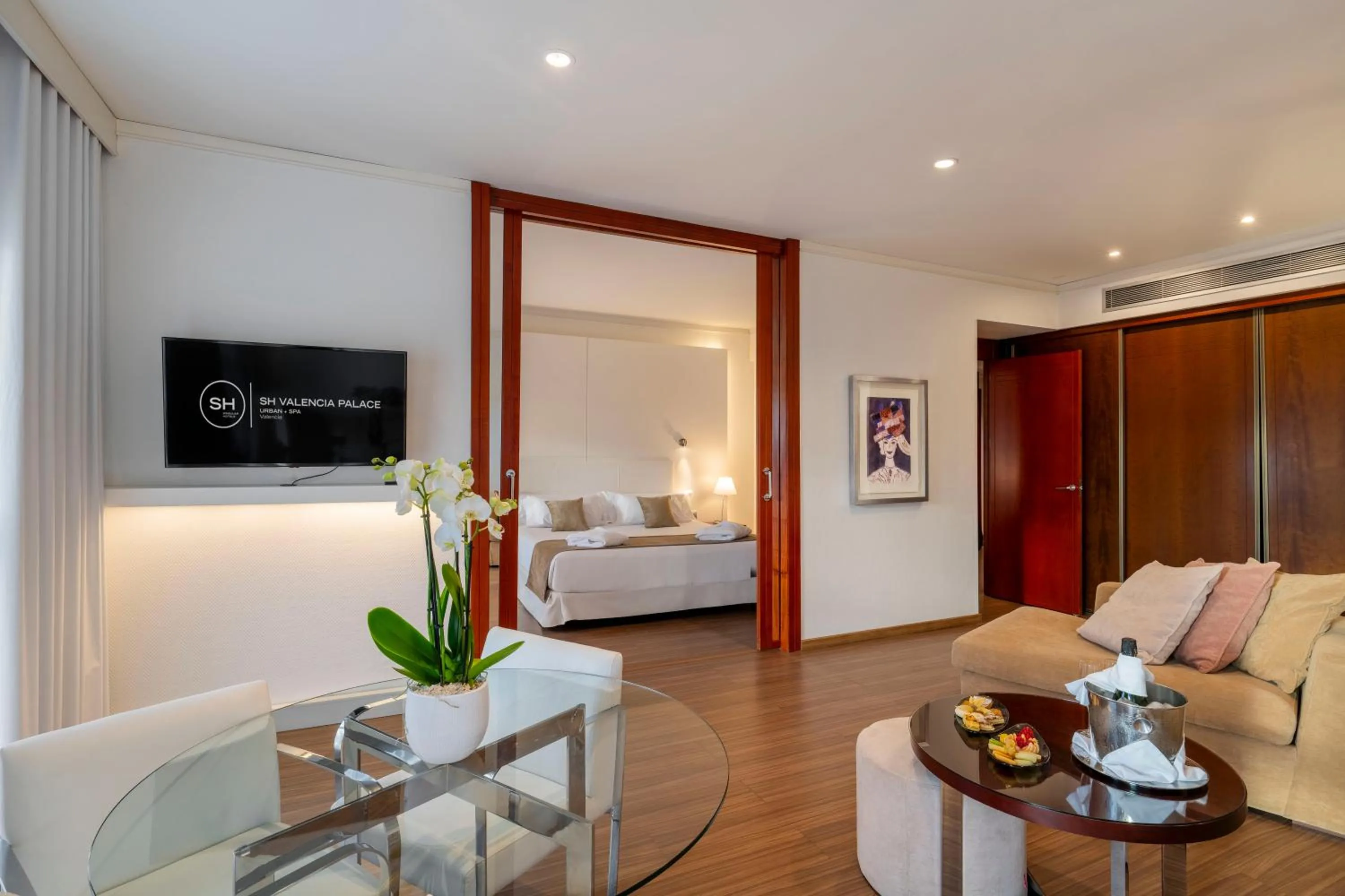 Photo of the whole room, Bed in SH Valencia Palace