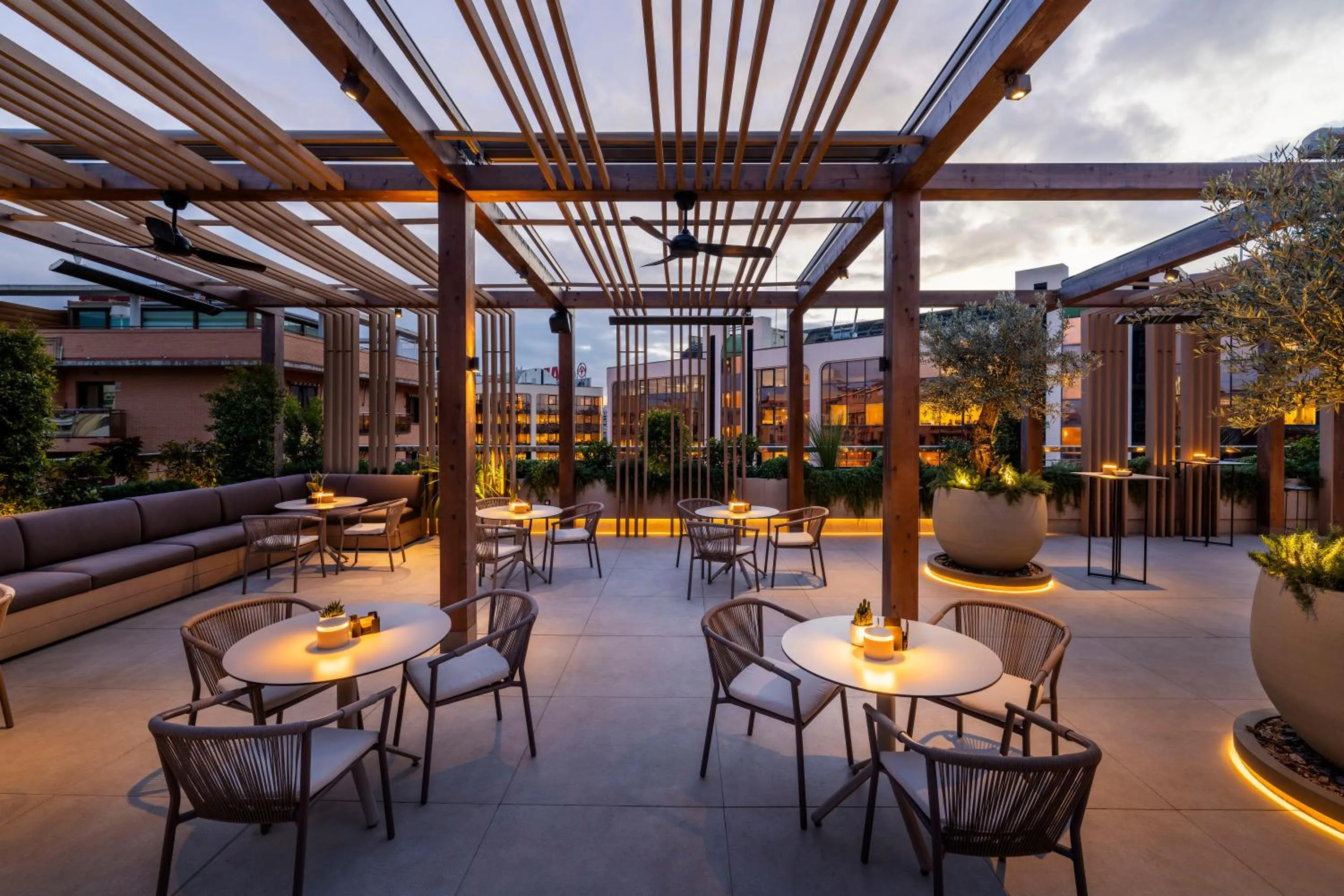 Restaurant/places to eat in SH Valencia Palace