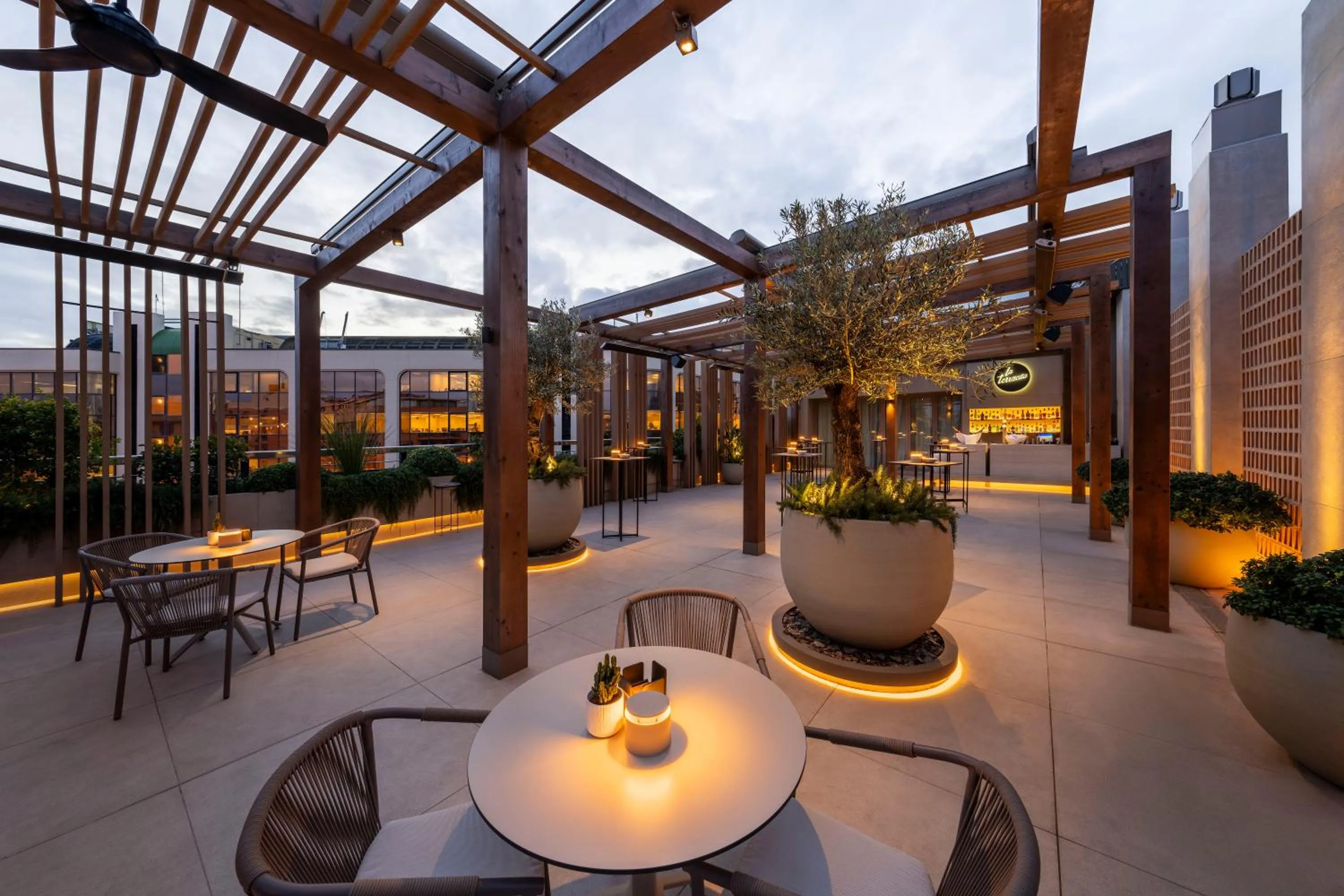 Restaurant/places to eat in SH Valencia Palace