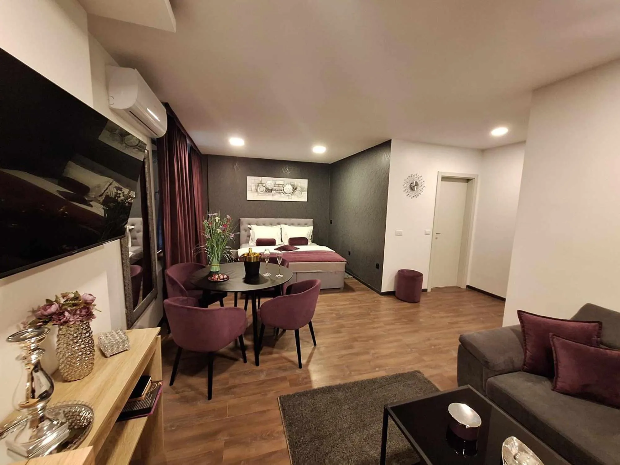 Bed in Arcobaleno Apartments & Rooms