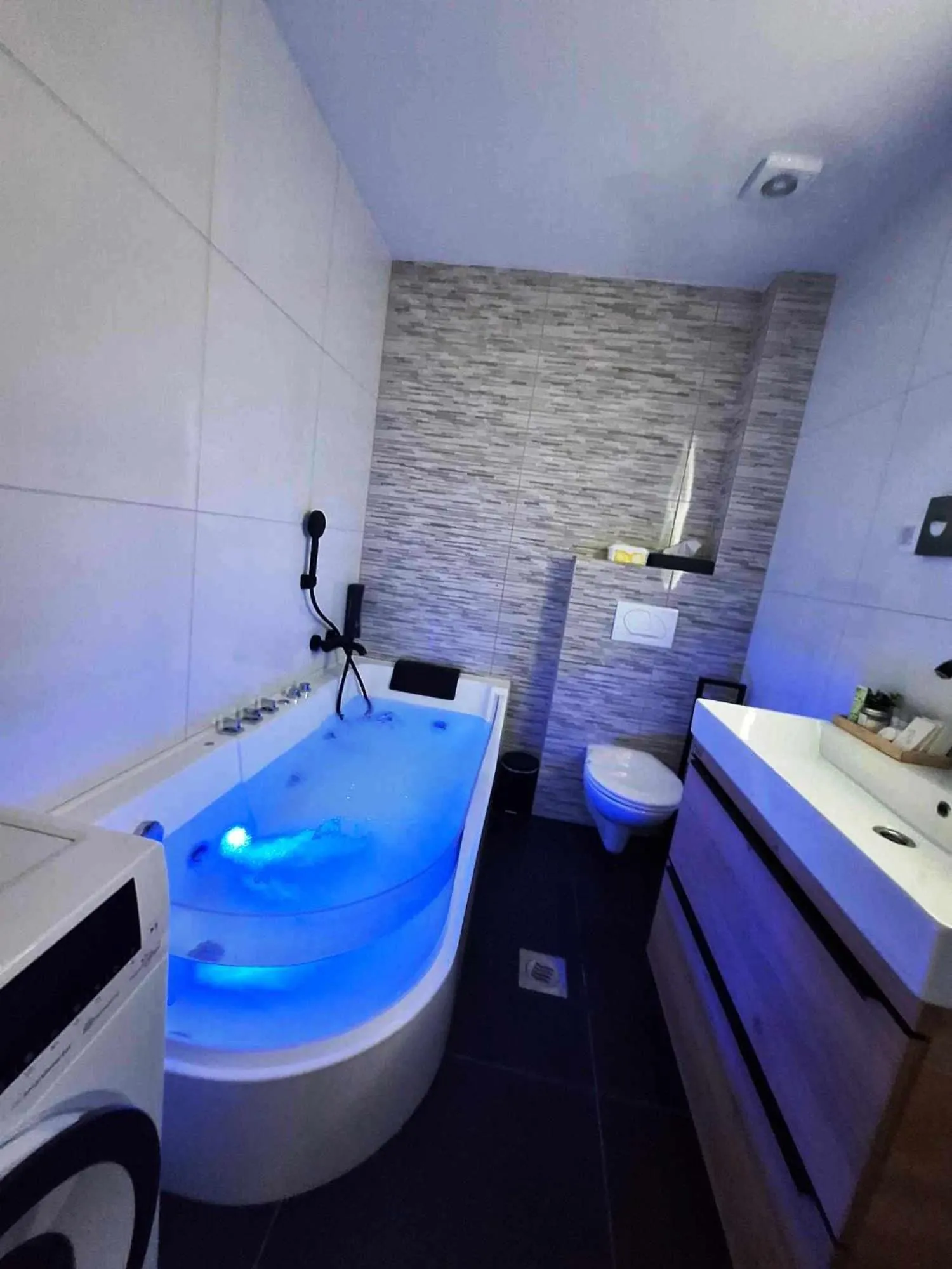 Hot Tub in Arcobaleno Apartments & Rooms