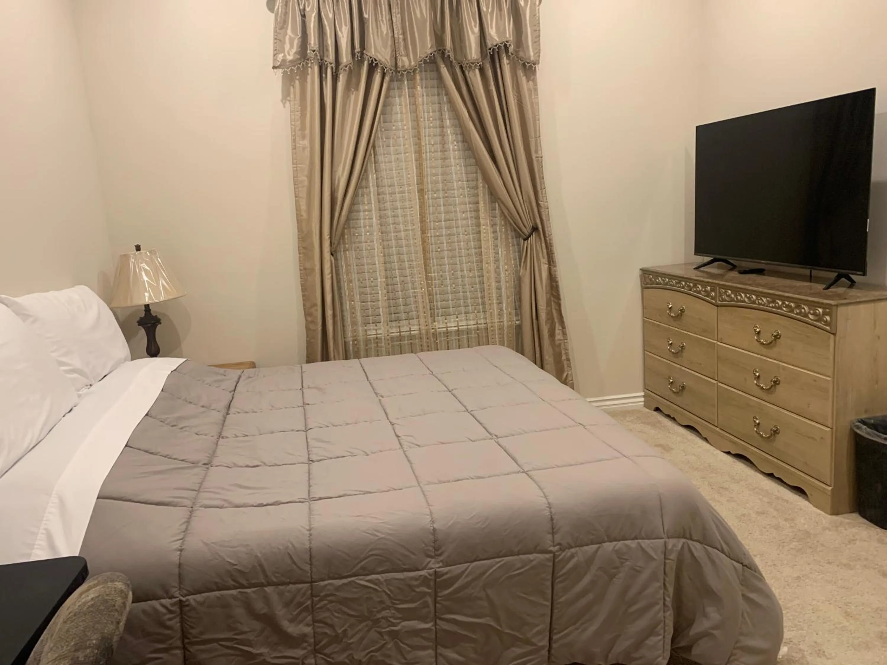 Bed in High End Triplex with Pool