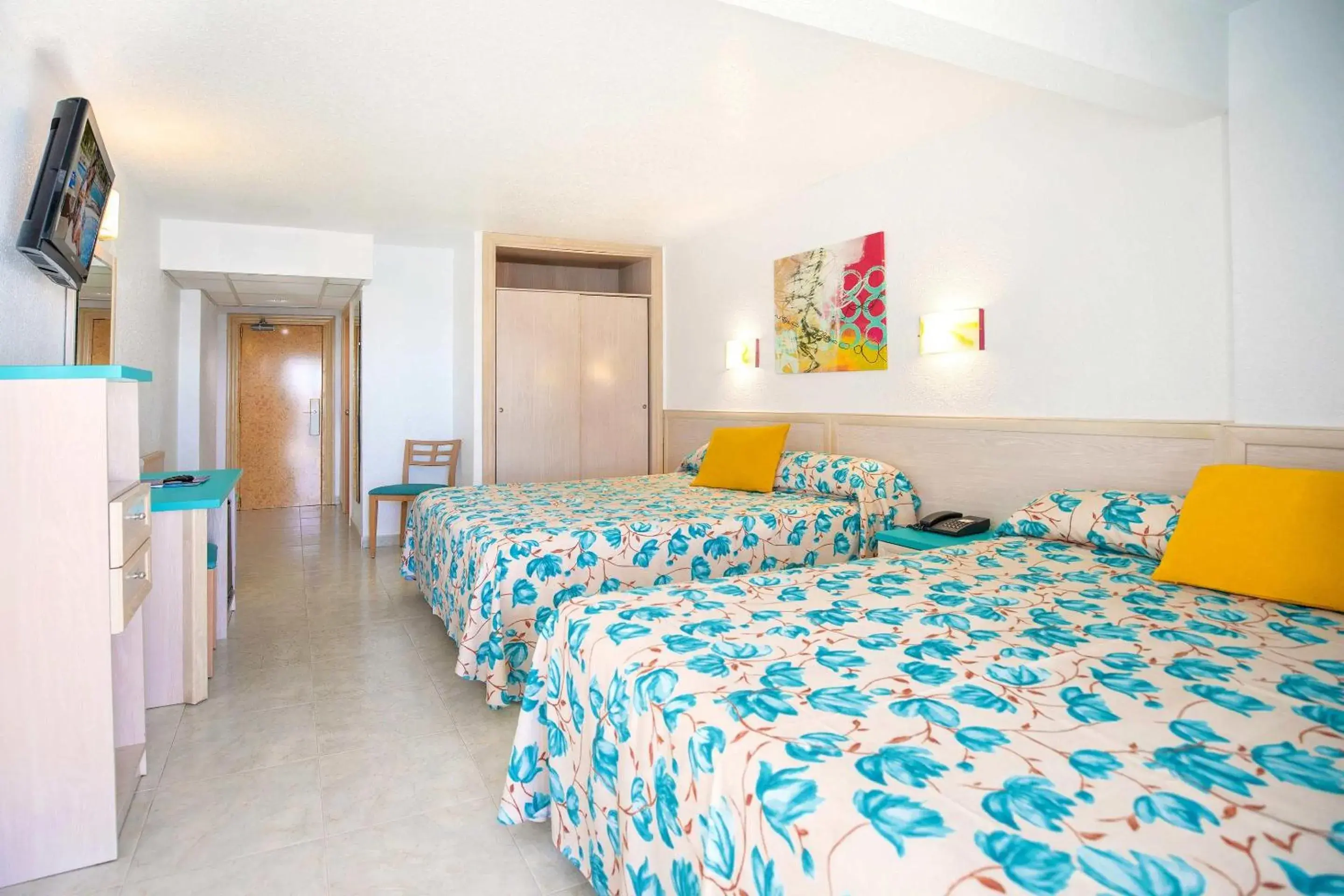 Twin Room with Two Extra Beds (2 Adults + 2 Children) in Hotel Servigroup Torre Dorada Twin Room with Two Extra Beds (2 Adults + 2 Children) in Hotel Servigroup Torre Dorada