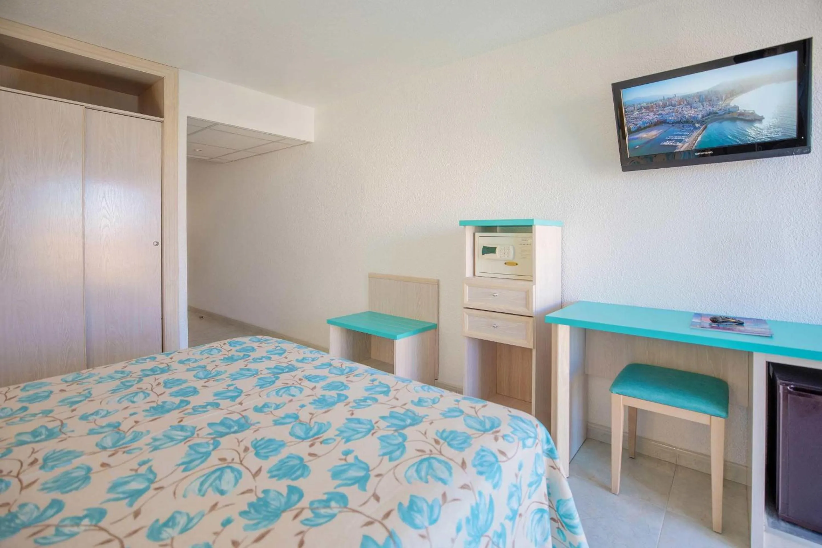 Photo of the whole room, Bed in Hotel Servigroup Torre Dorada