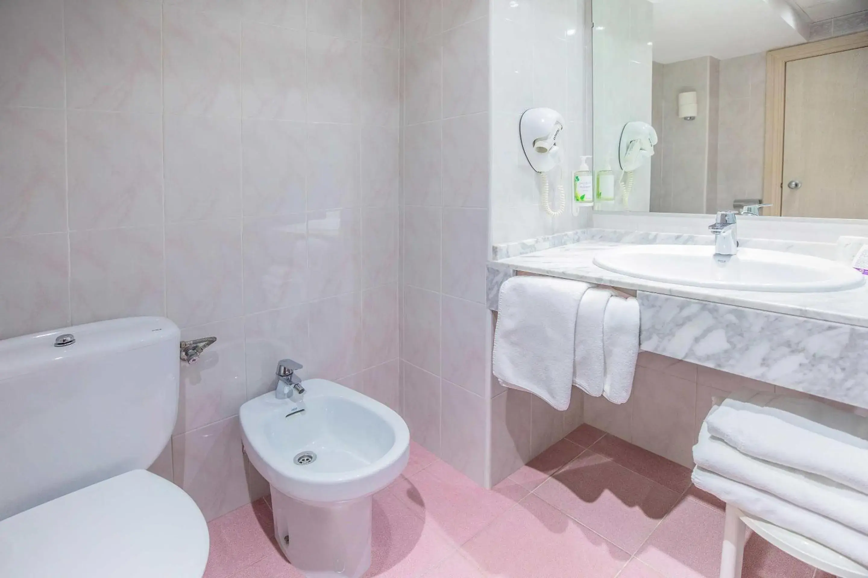 Double or Twin Room with Sea View (3 Adults + 1 Child) in Hotel Servigroup Torre Dorada Double or Twin Room with Sea View (3 Adults + 1 Child) in Hotel Servigroup Torre Dorada