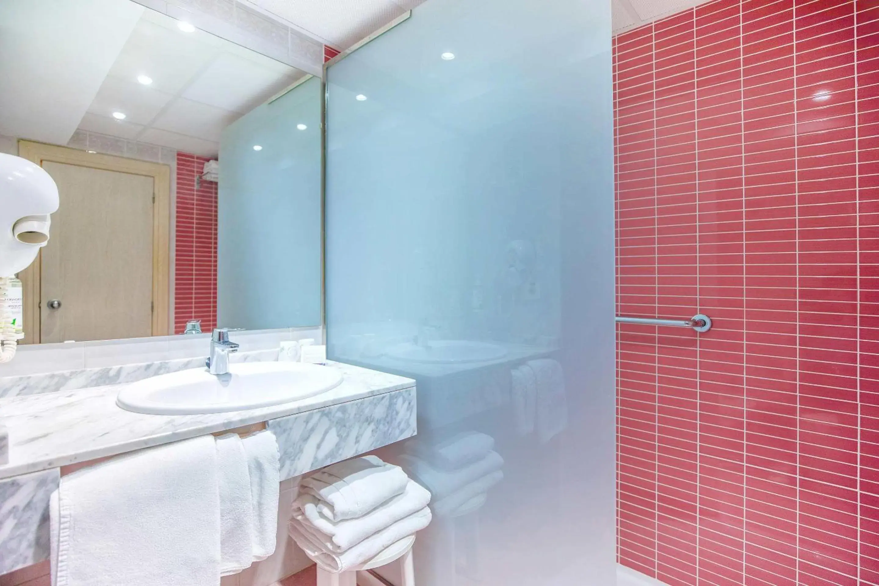 Twin Room with Extra Bed (2 Adults + 1 Child) in Hotel Servigroup Torre Dorada Twin Room with Extra Bed (2 Adults + 1 Child) in Hotel Servigroup Torre Dorada