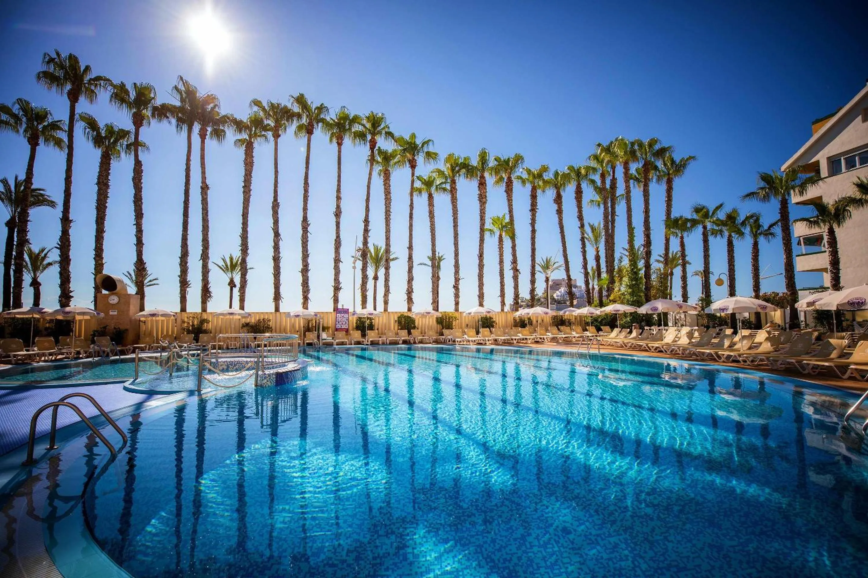 Swimming pool in Hotel Servigroup Papa Luna 4 Sup