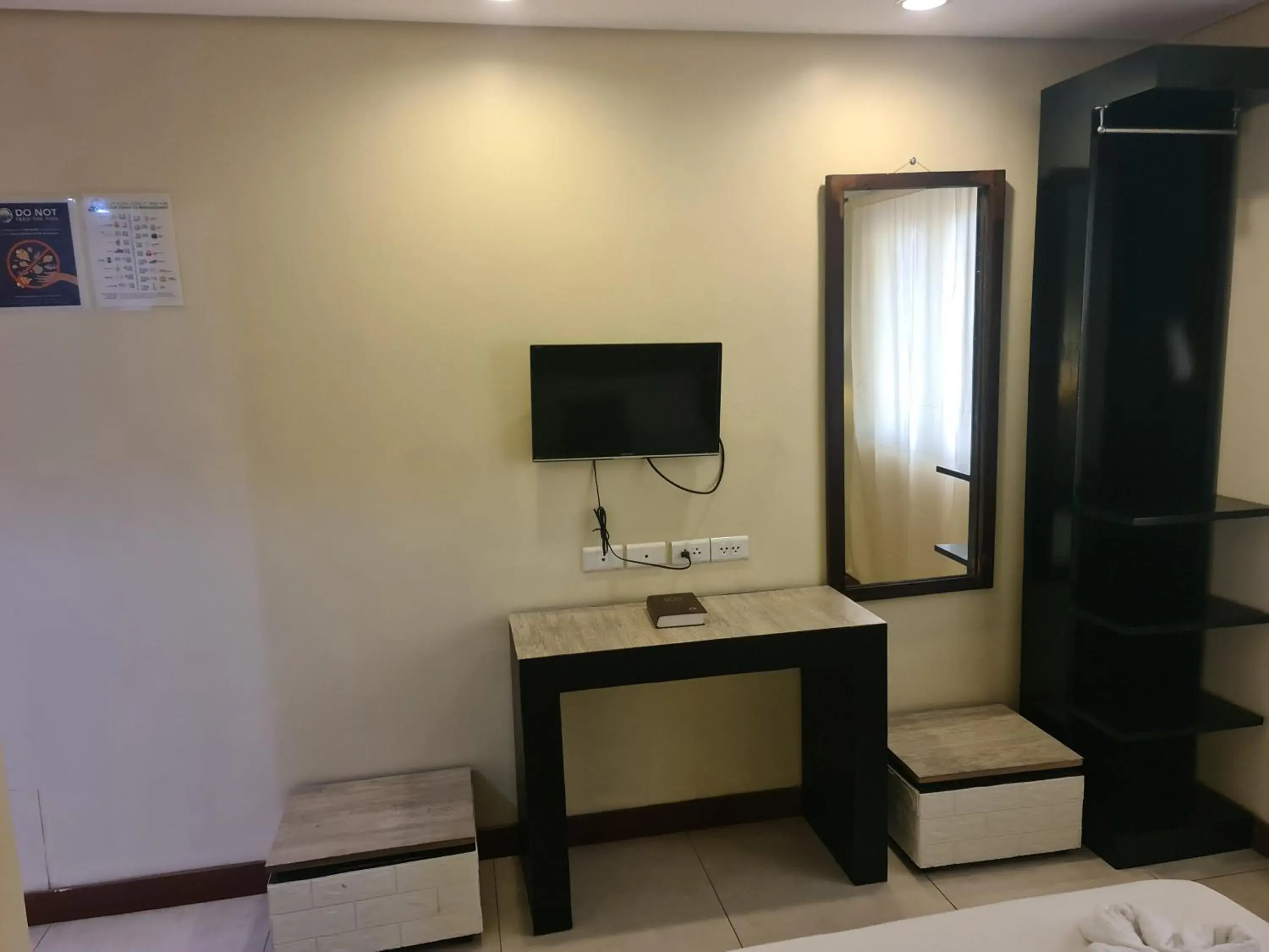 Double Room with Private Bathroom in Coron town travellers inn Double Room with Private Bathroom in Coron town travellers inn