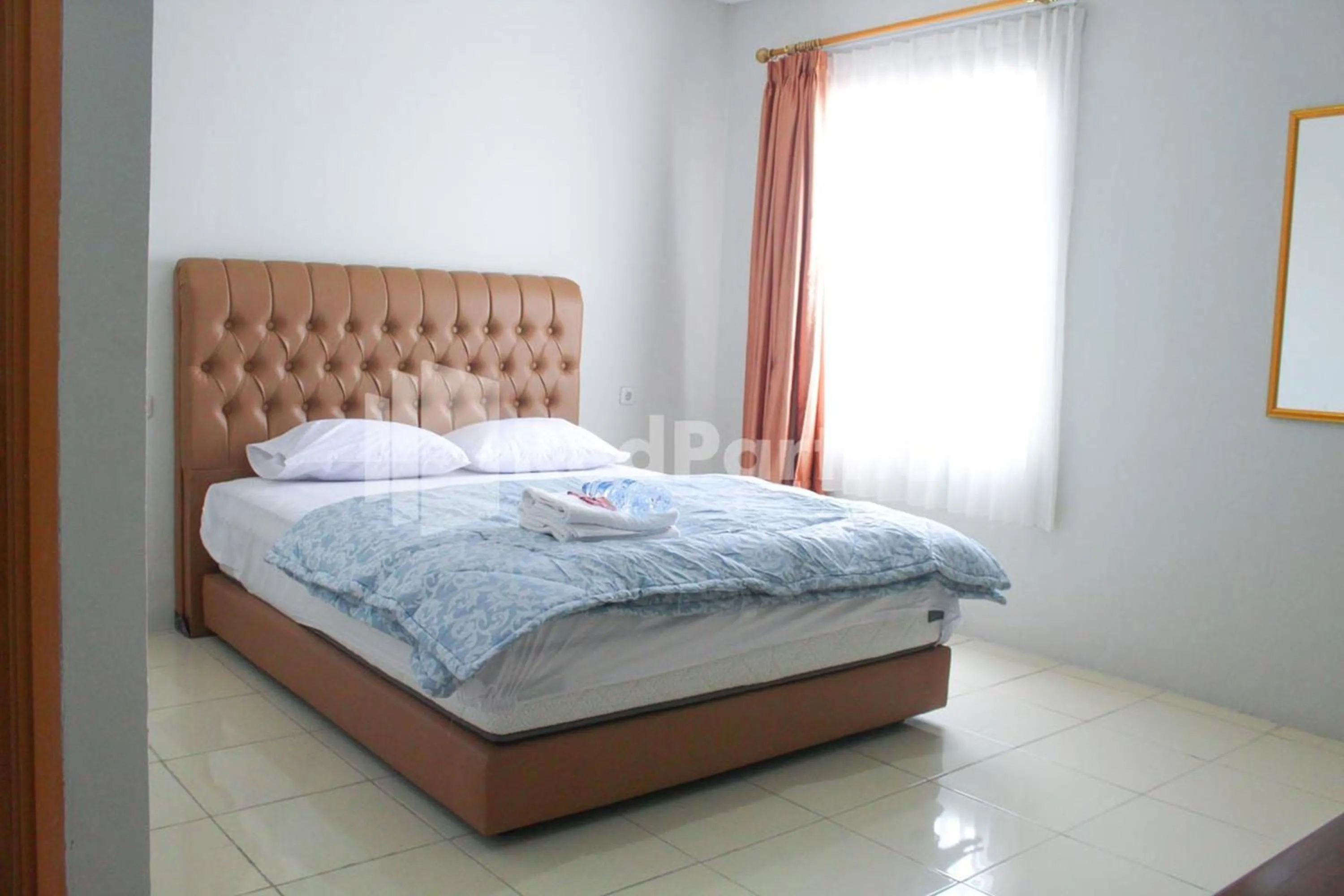 Bedroom, Bed in Brahma Hotel Mitra RedDoorz