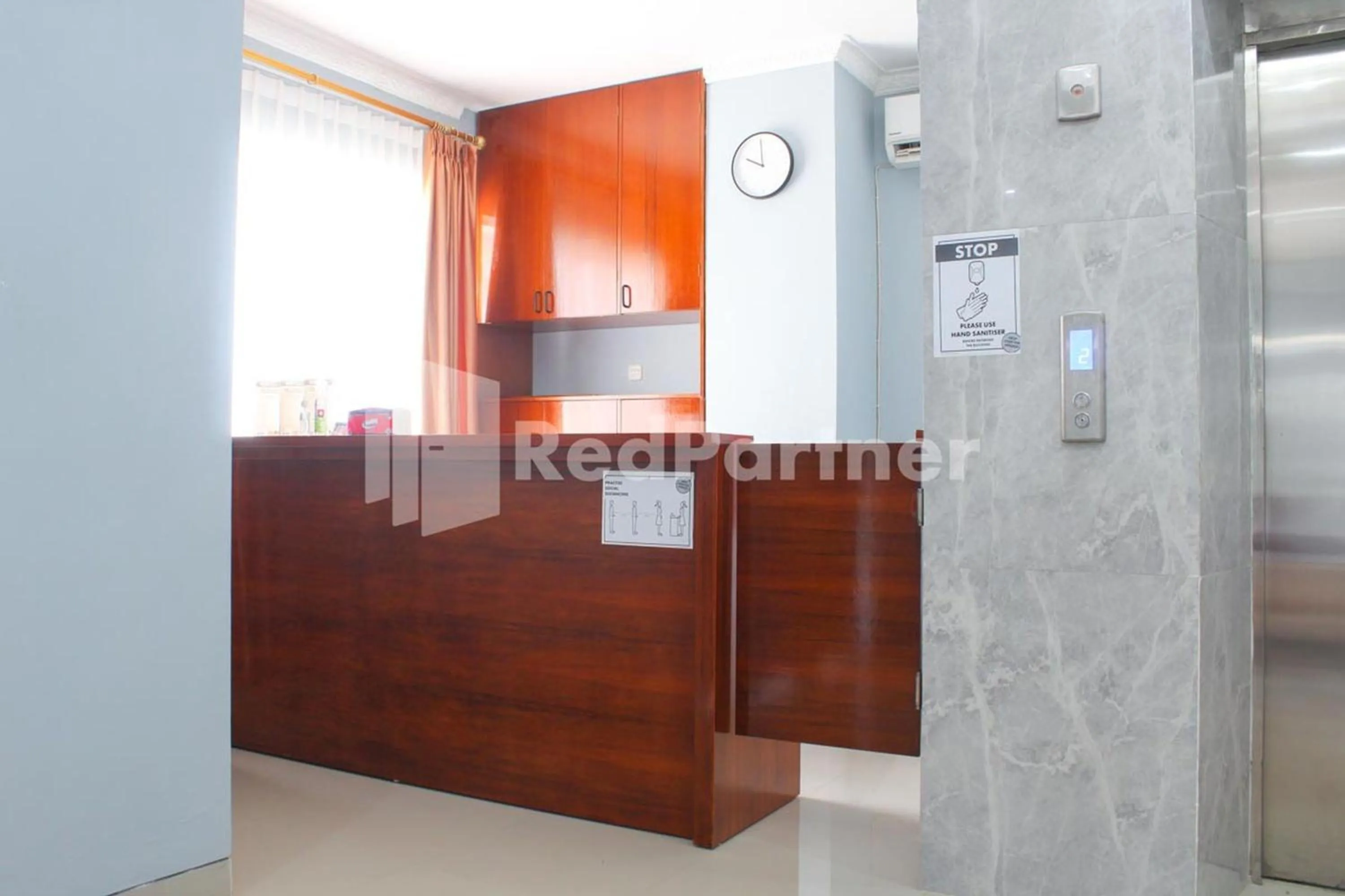 Lobby or reception in Brahma Hotel Mitra RedDoorz