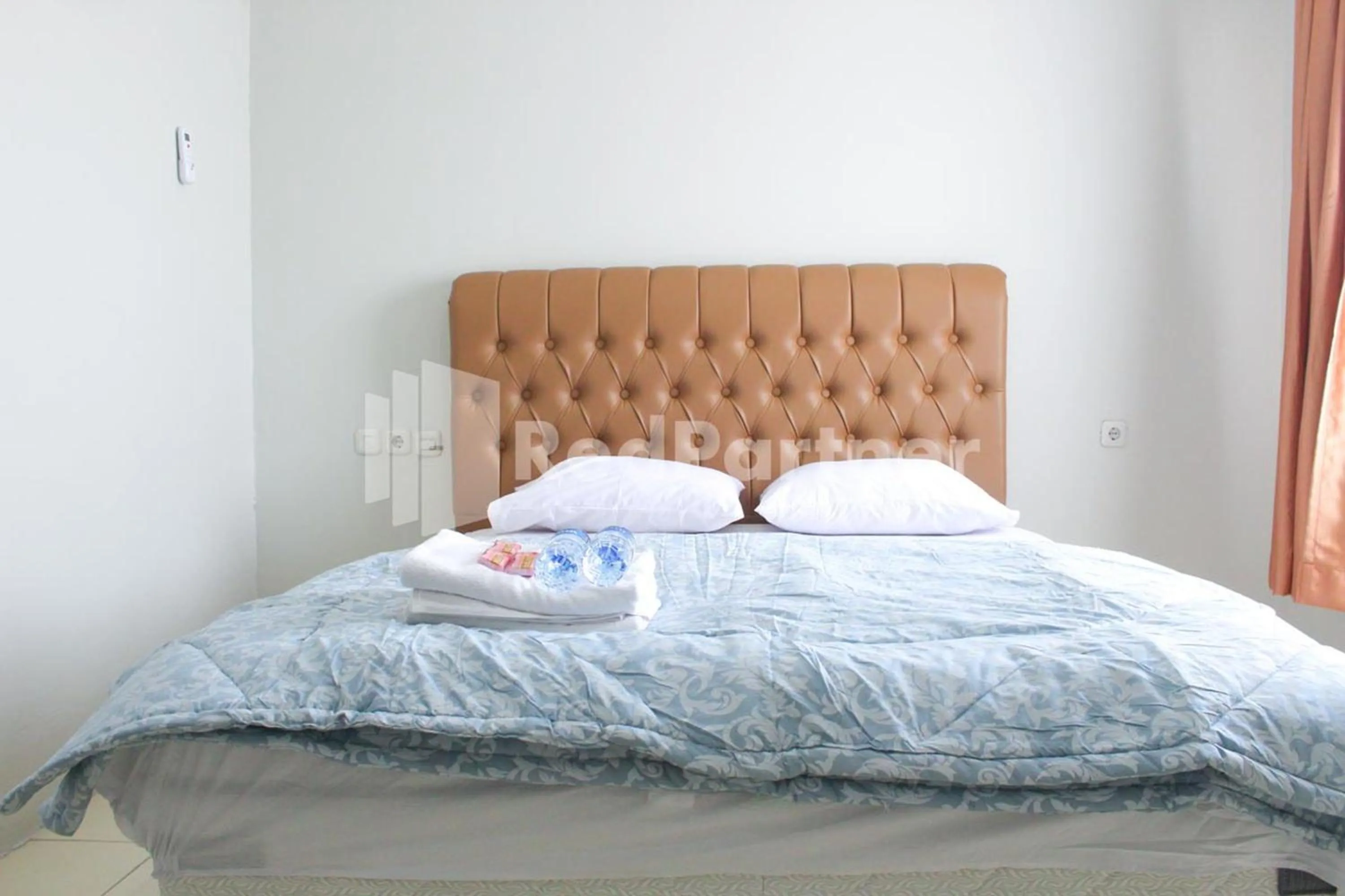 Bedroom, Bed in Brahma Hotel Mitra RedDoorz