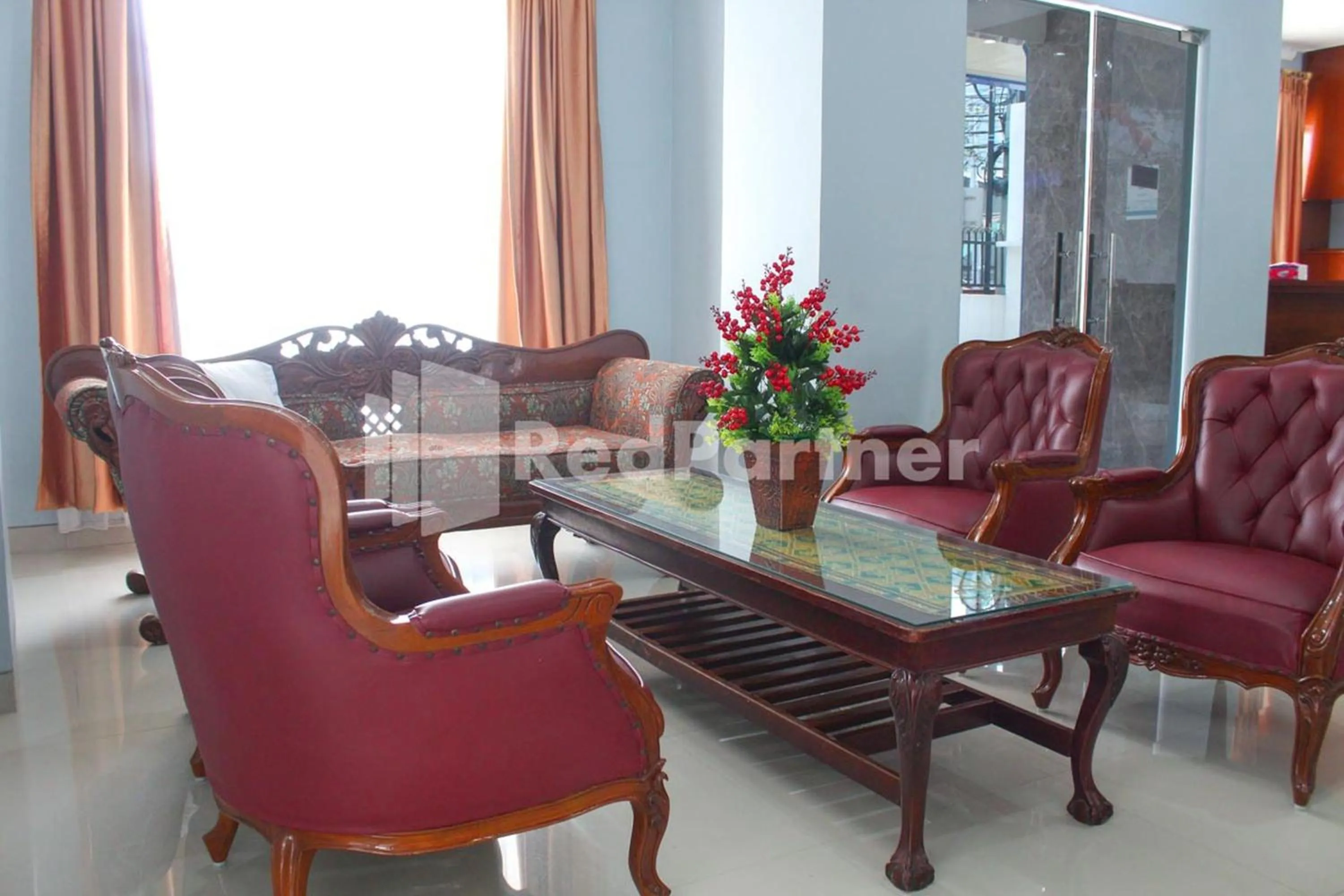 Living room in Brahma Hotel Mitra RedDoorz