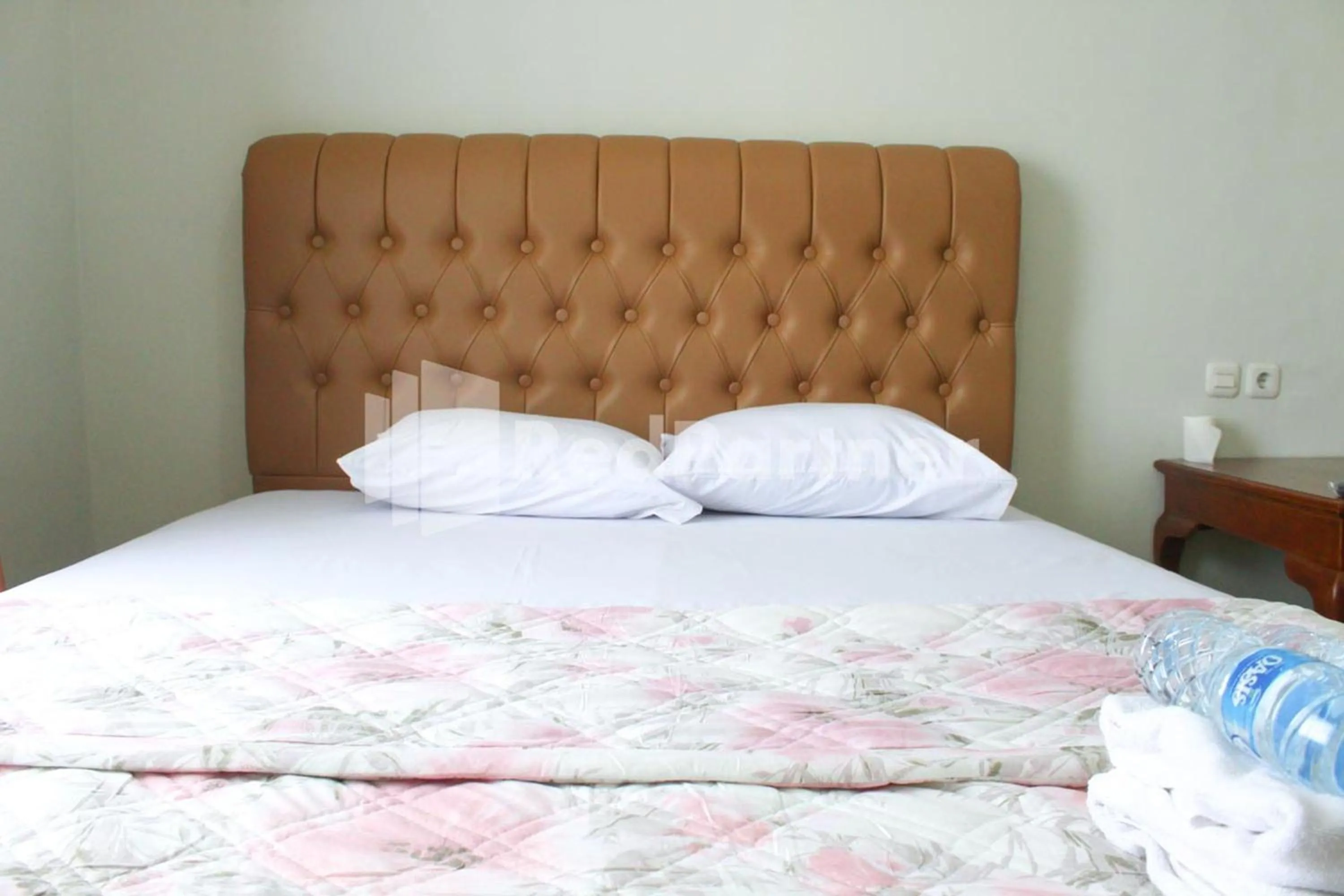 Bedroom, Bed in Brahma Hotel Mitra RedDoorz