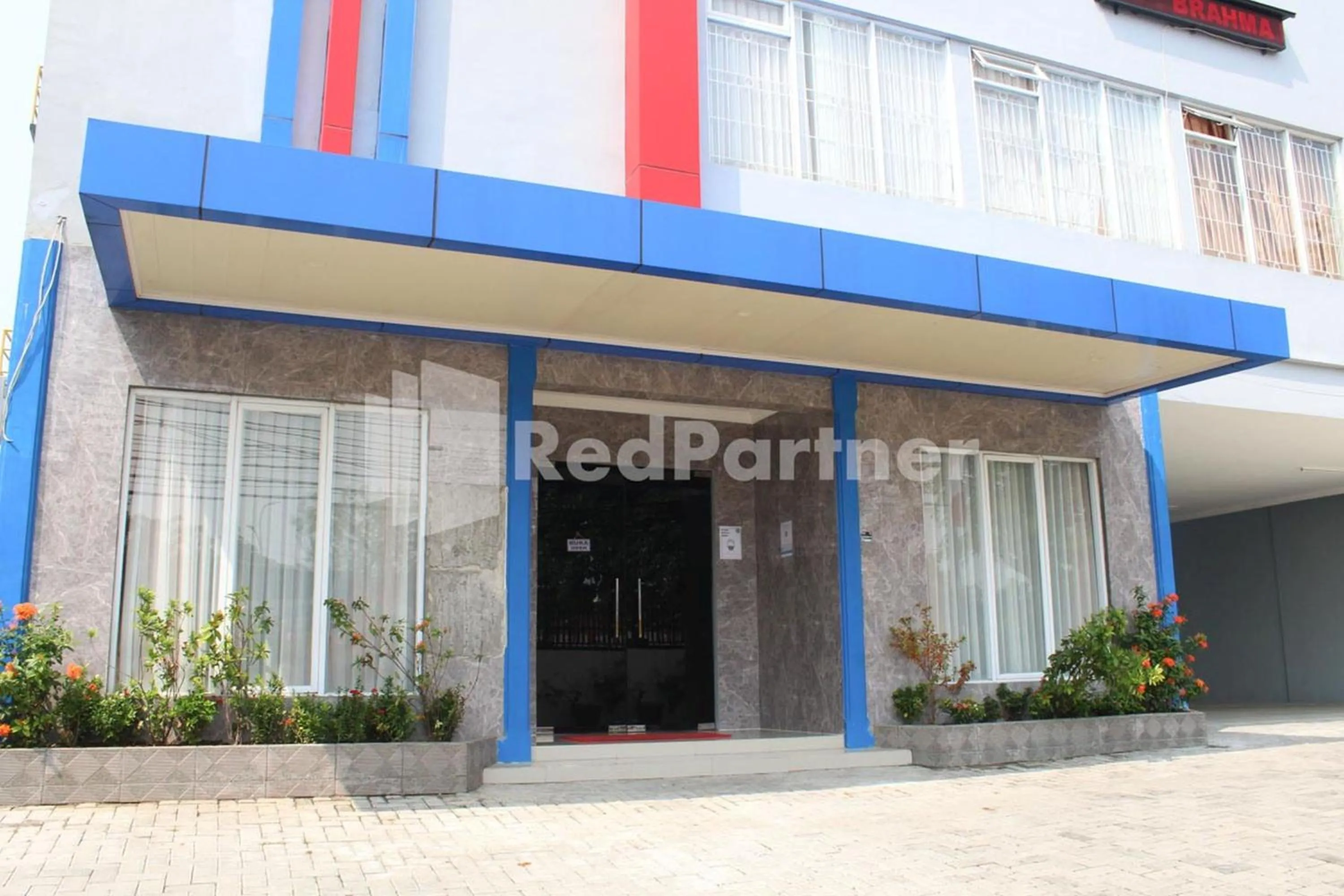 Property building in Brahma Hotel Mitra RedDoorz