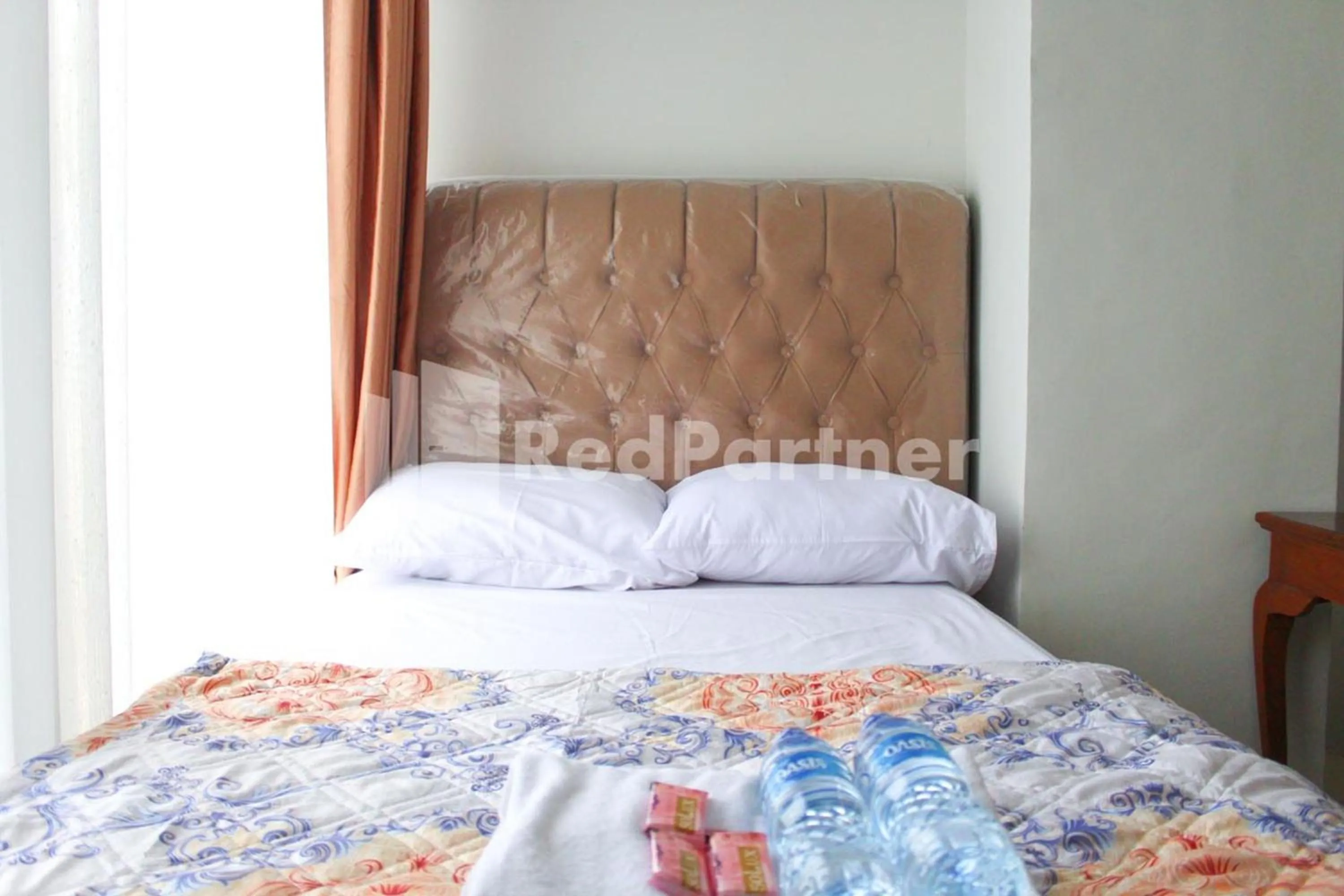 Bedroom, Bed in Brahma Hotel Mitra RedDoorz