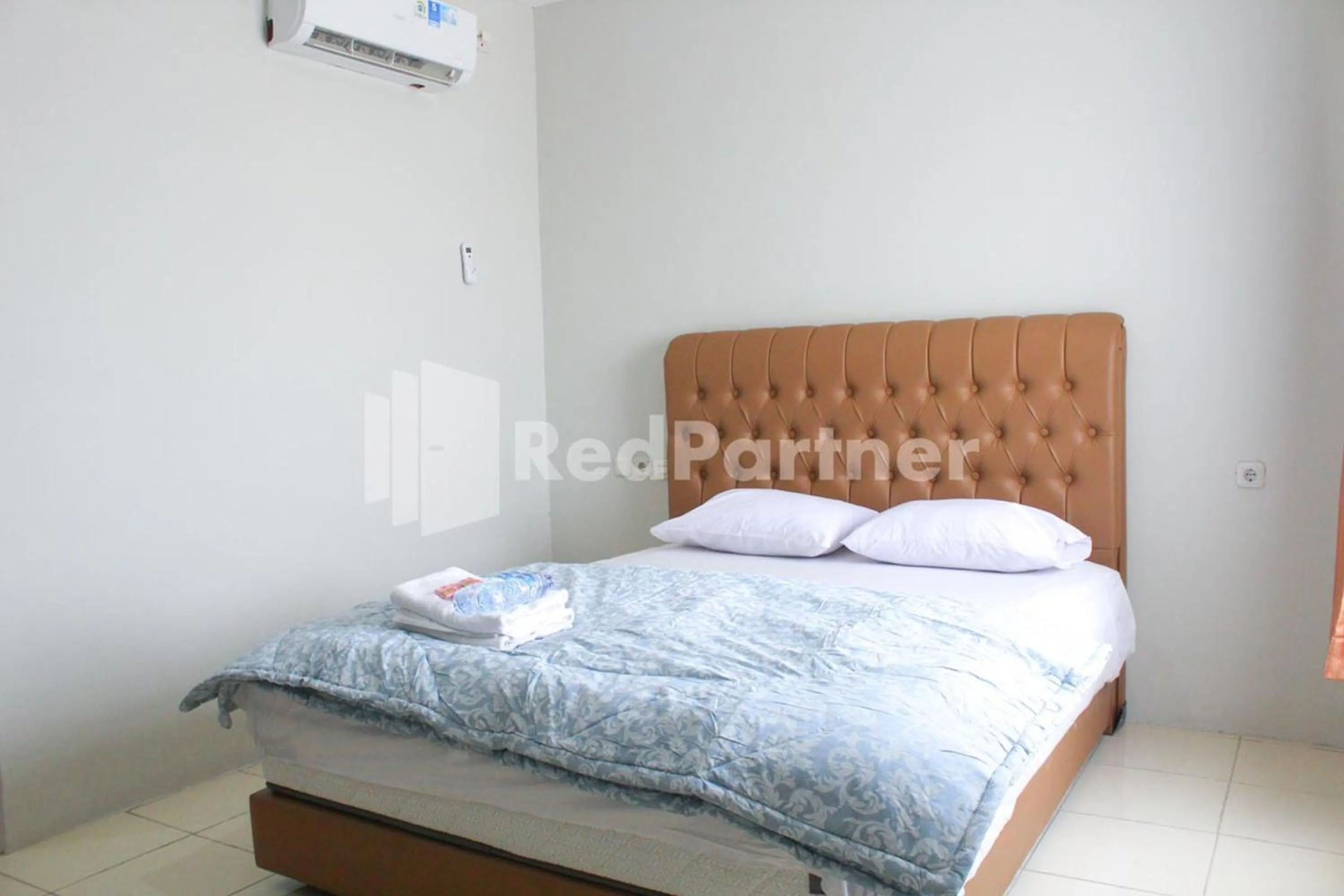 Bedroom, Bed in Brahma Hotel Mitra RedDoorz