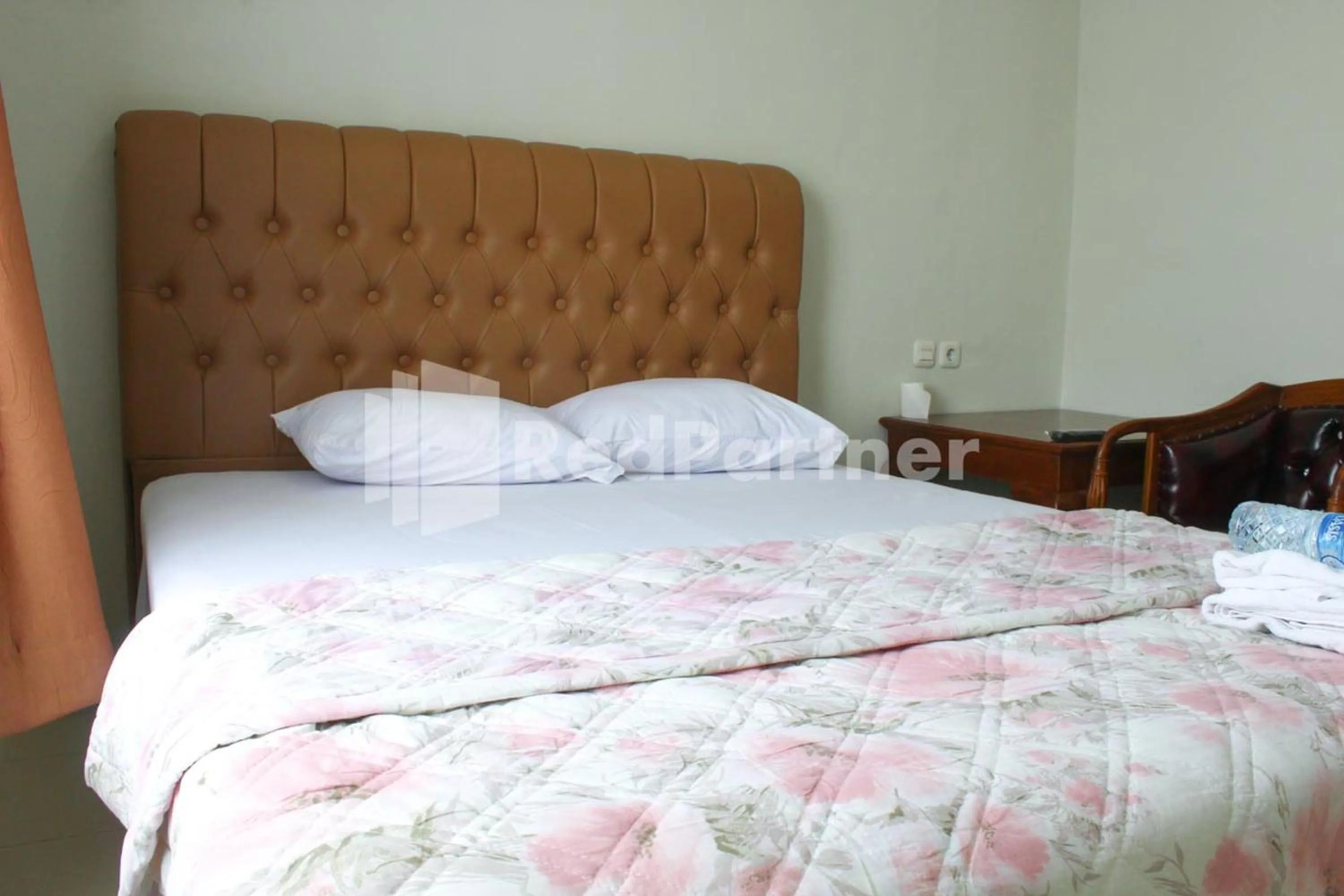 Bedroom, Bed in Brahma Hotel Mitra RedDoorz