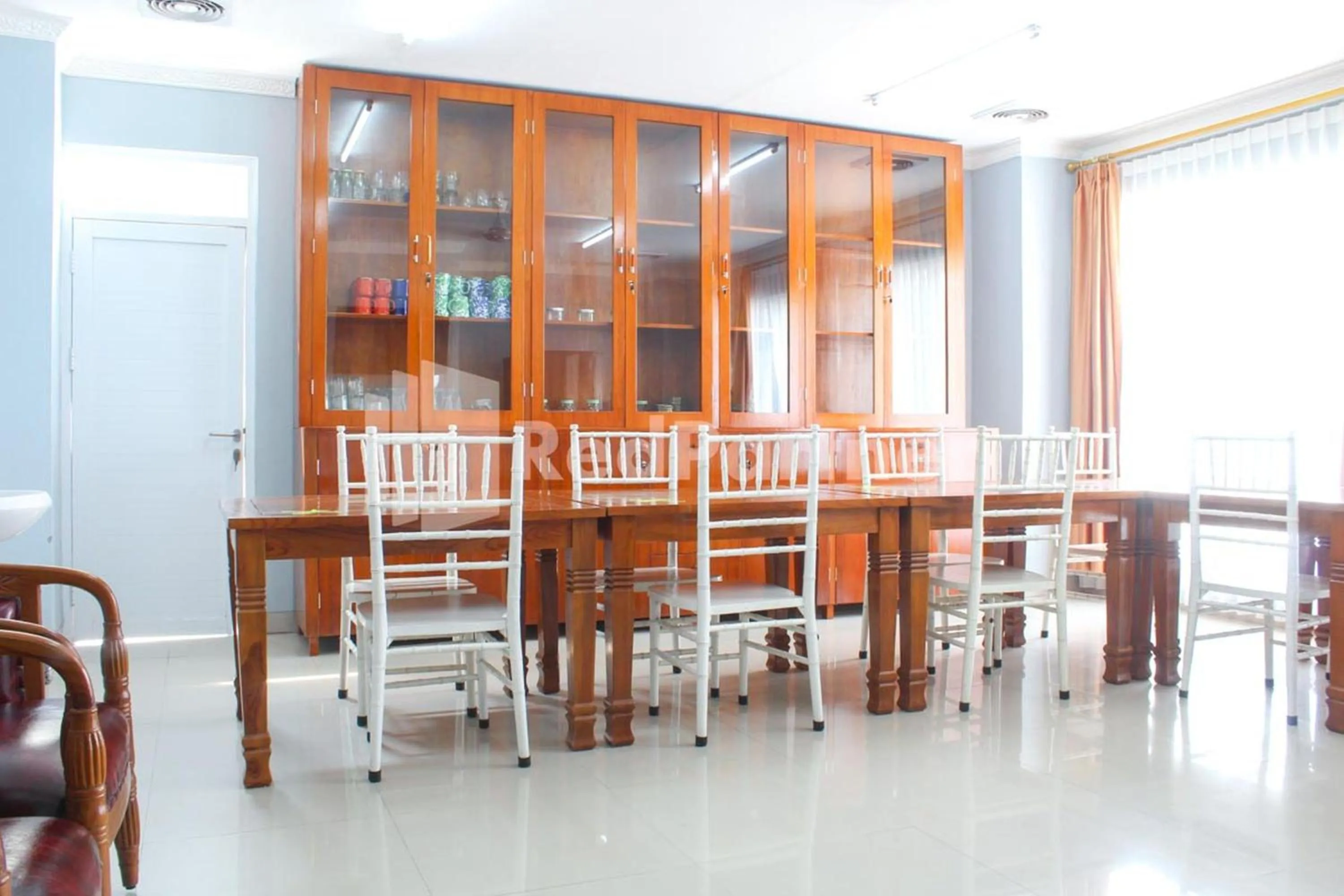 Dining area in Brahma Hotel Mitra RedDoorz