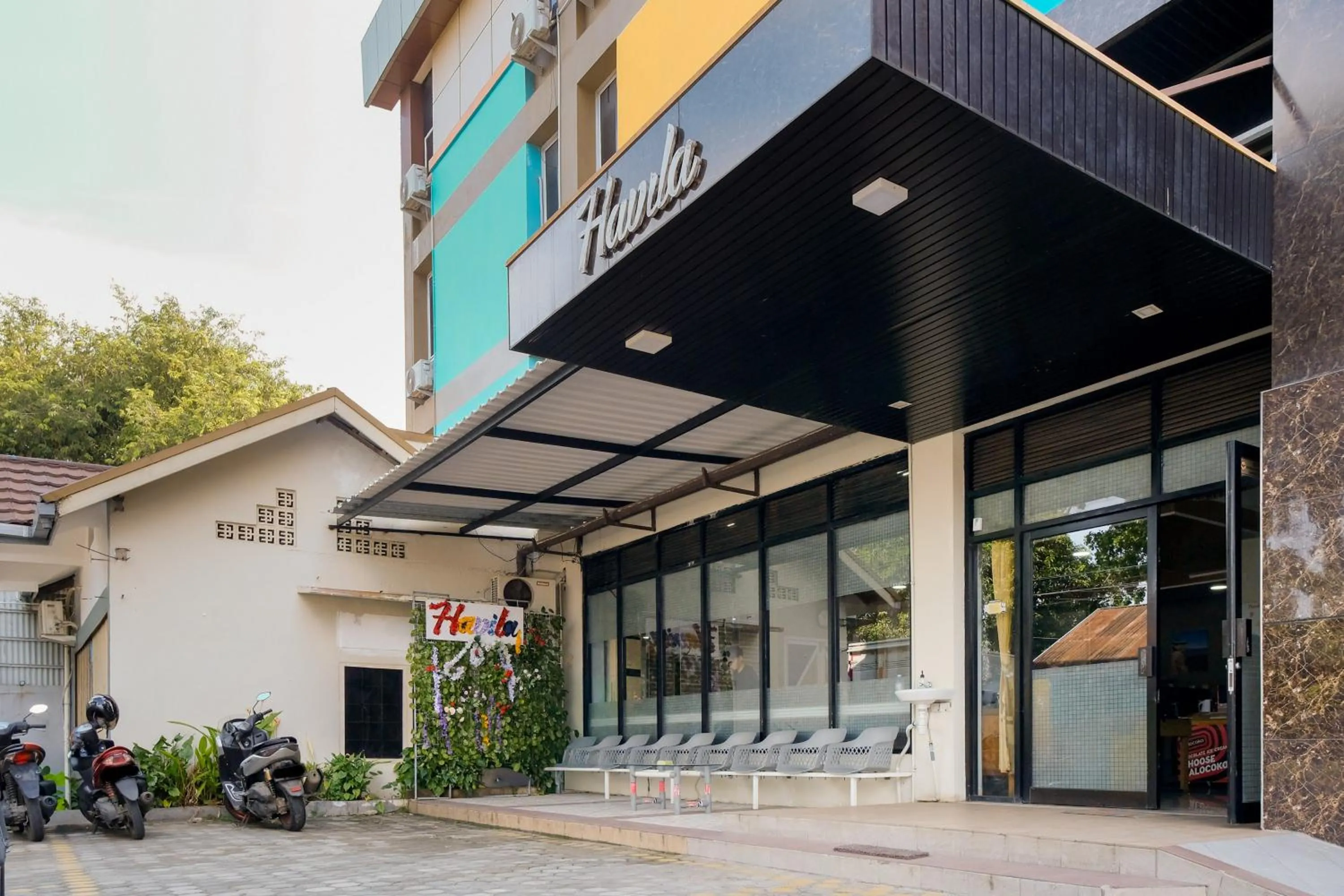 Facade/entrance in Sans Hotel Havila Bengkulu