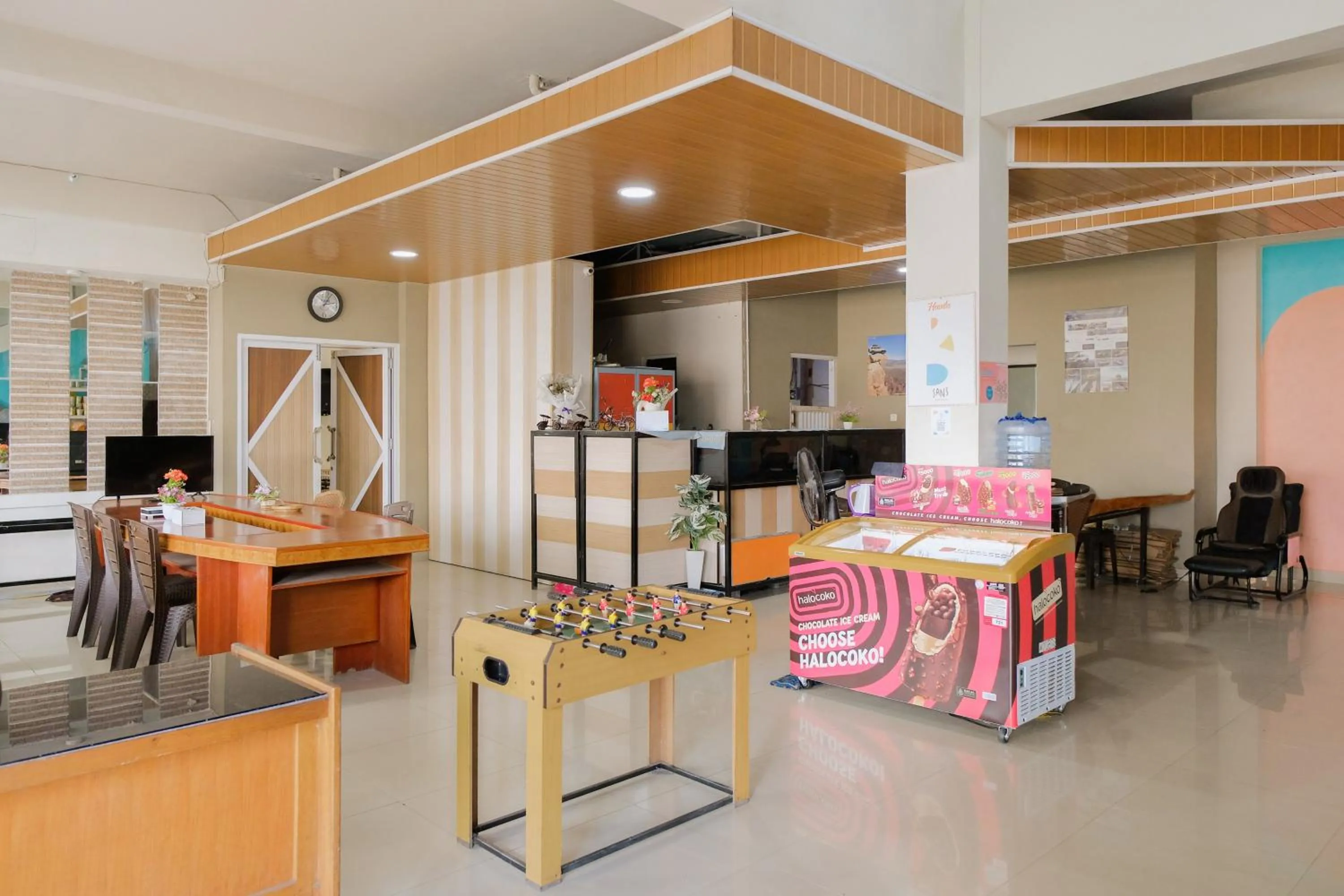 Lobby or reception in Sans Hotel Havila Bengkulu