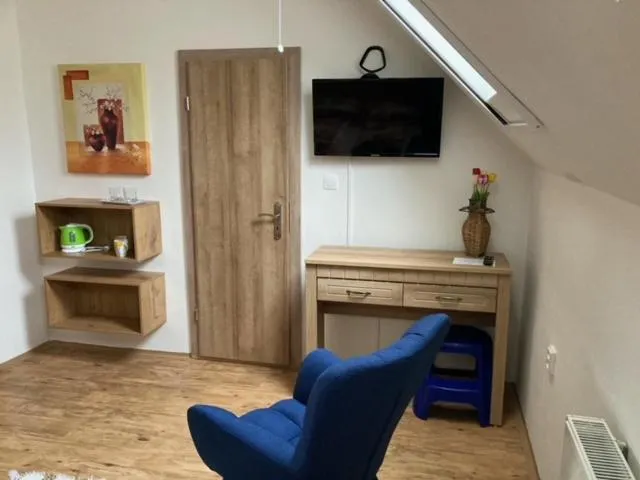 TV and multimedia in Dvojlôžková izba s vlastnou kúpelňou v priemyselnej zóne