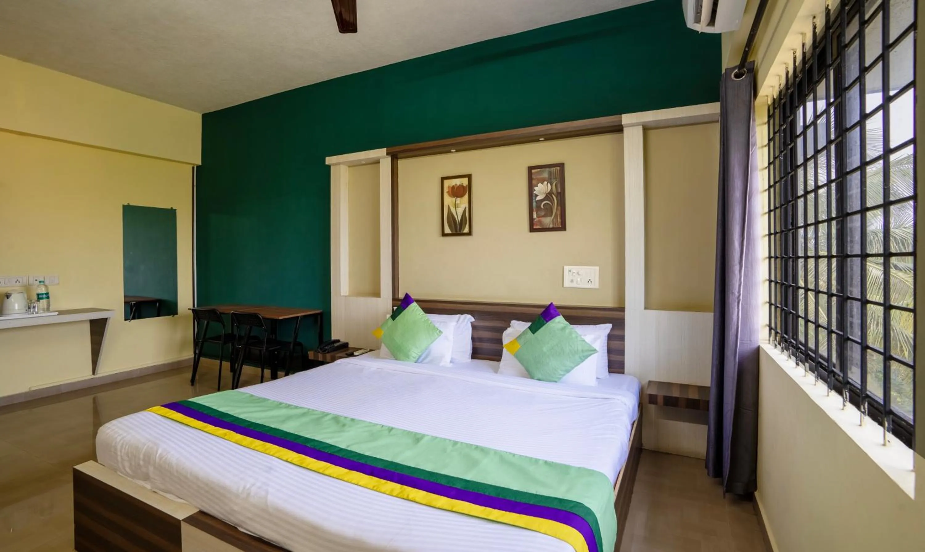 Bedroom, Bed in Itsy Hotels Vijaya Residency