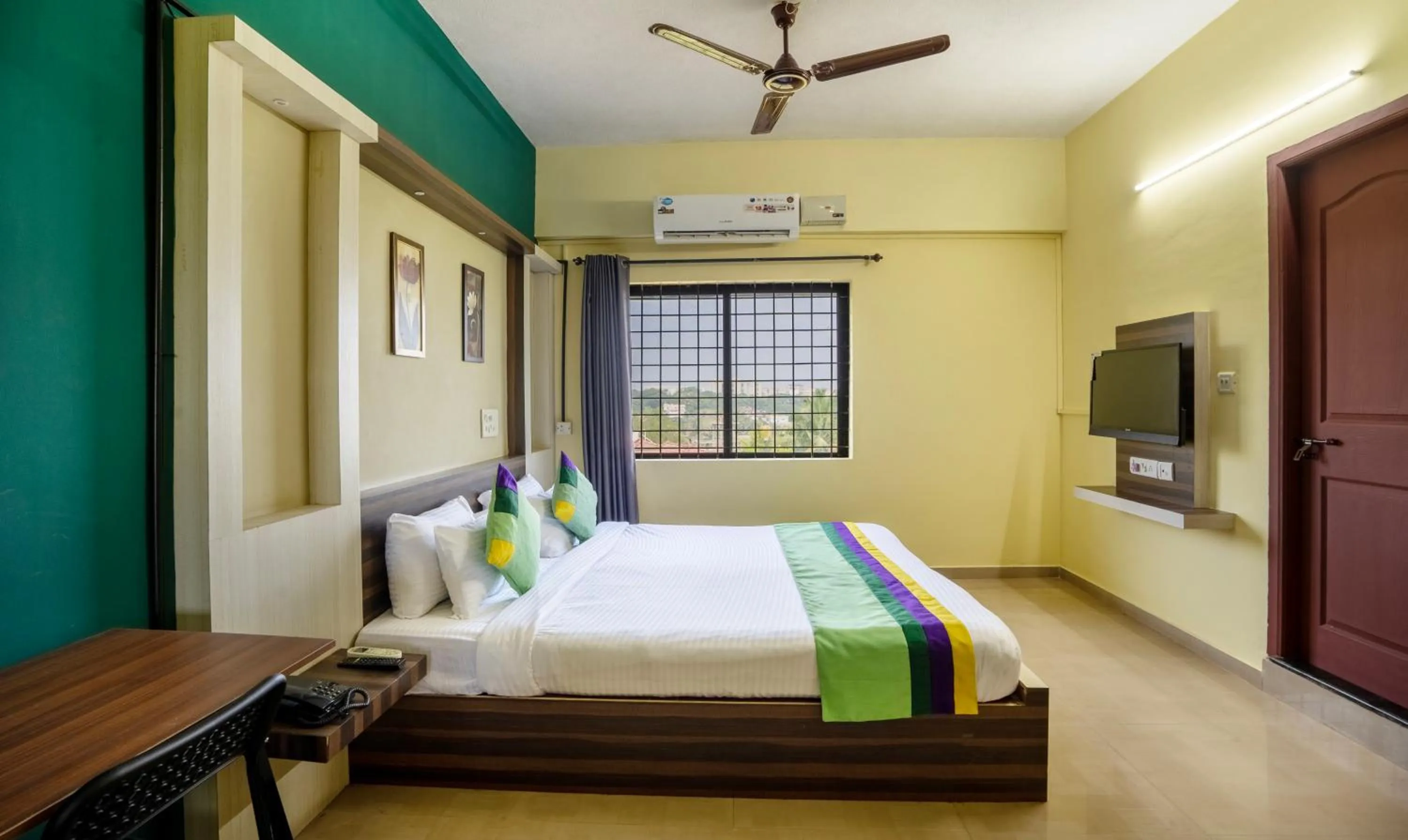 Bedroom, Bed in Itsy Hotels Vijaya Residency