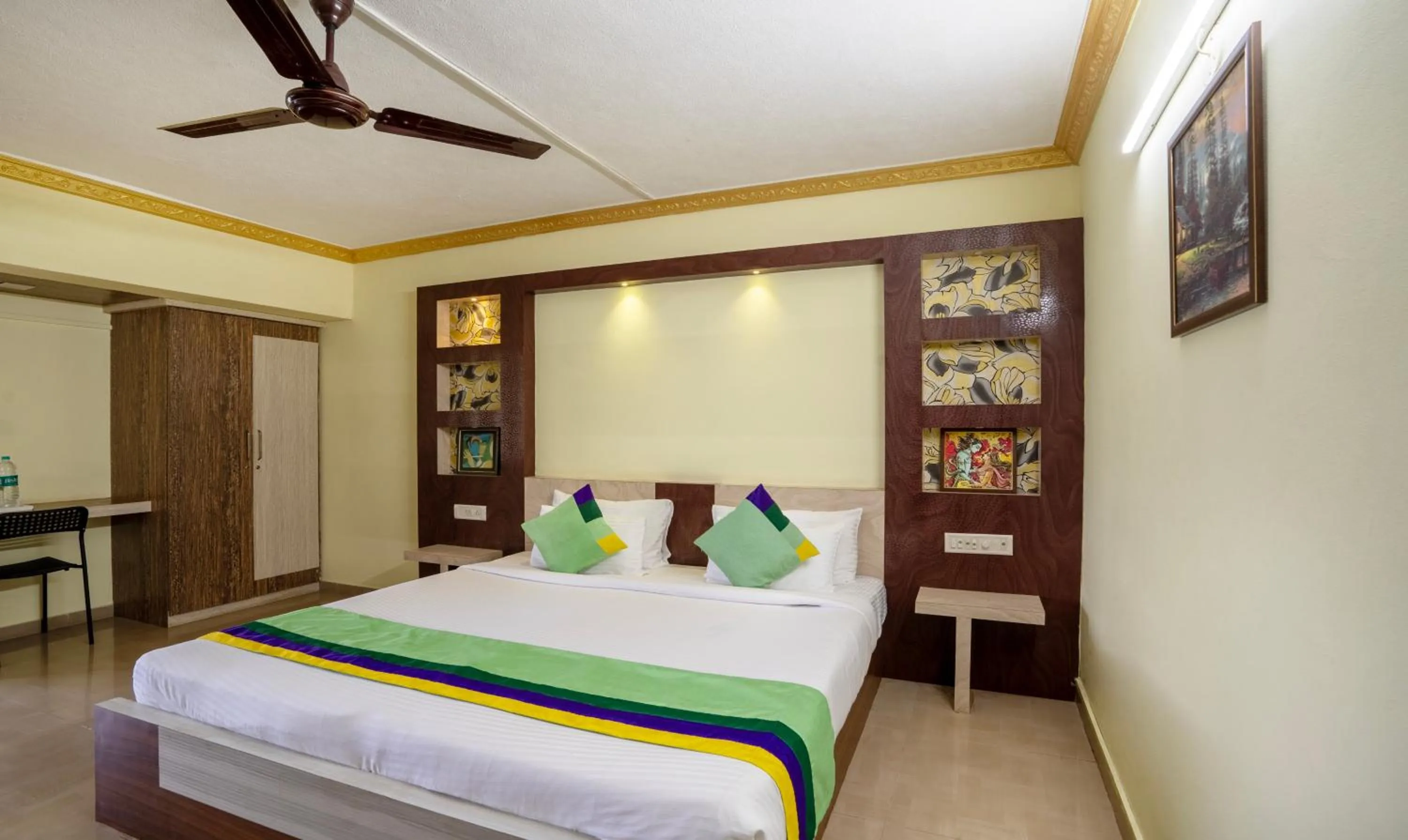 Bedroom, Bed in Itsy Hotels Vijaya Residency