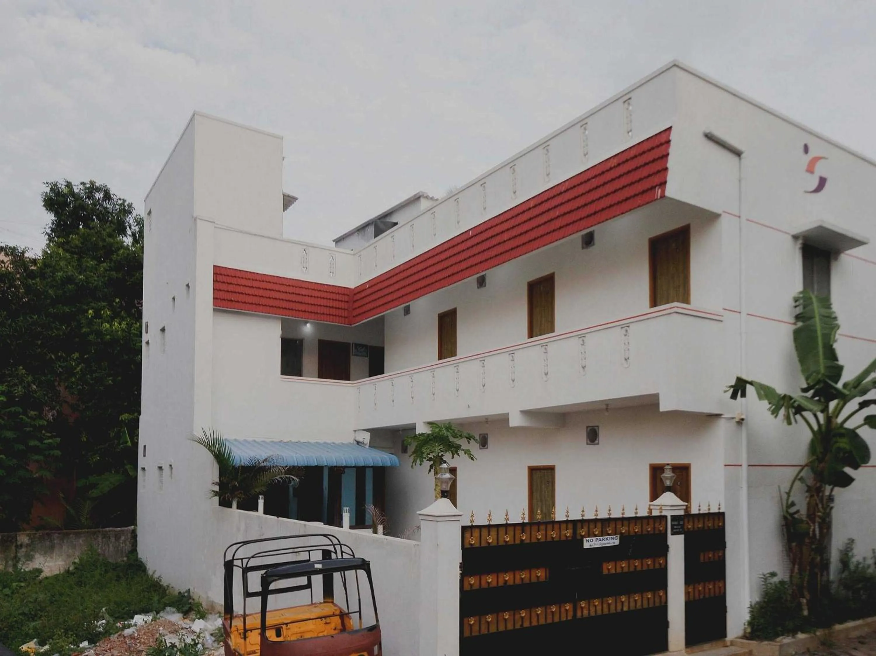 Facade/entrance in Hotel O SHAPPY INN KOYAMBEDU