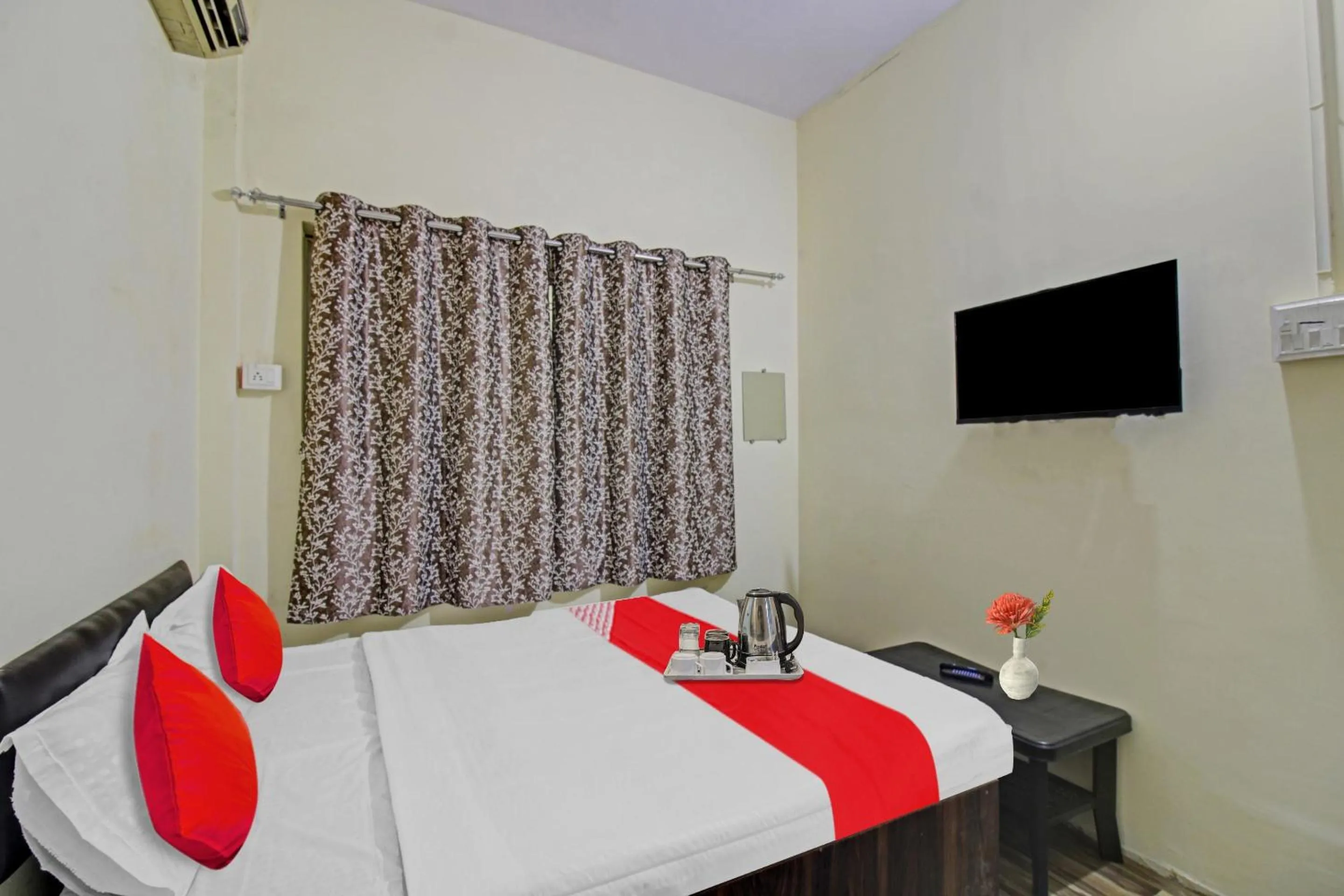 Bedroom, Bed in Hotel O Mr